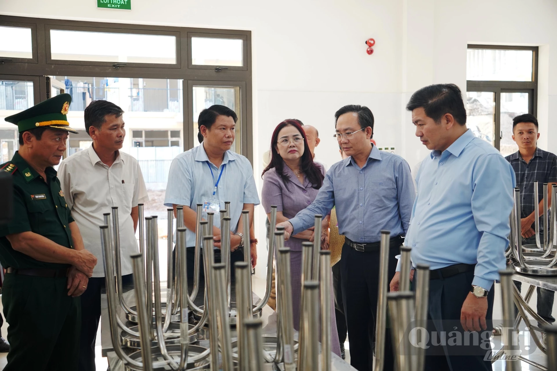 Đồng chí Trần Vũ Khiêm, Phó Bí thư Thường trực Tỉnh ủy, Trưởng đoàn đại biểu Quốc hội kiểm tra khu vực bếp ăn của Dự án Trường nội trú Tiểu học & THCS Đakrông - Ảnh: Đ.V