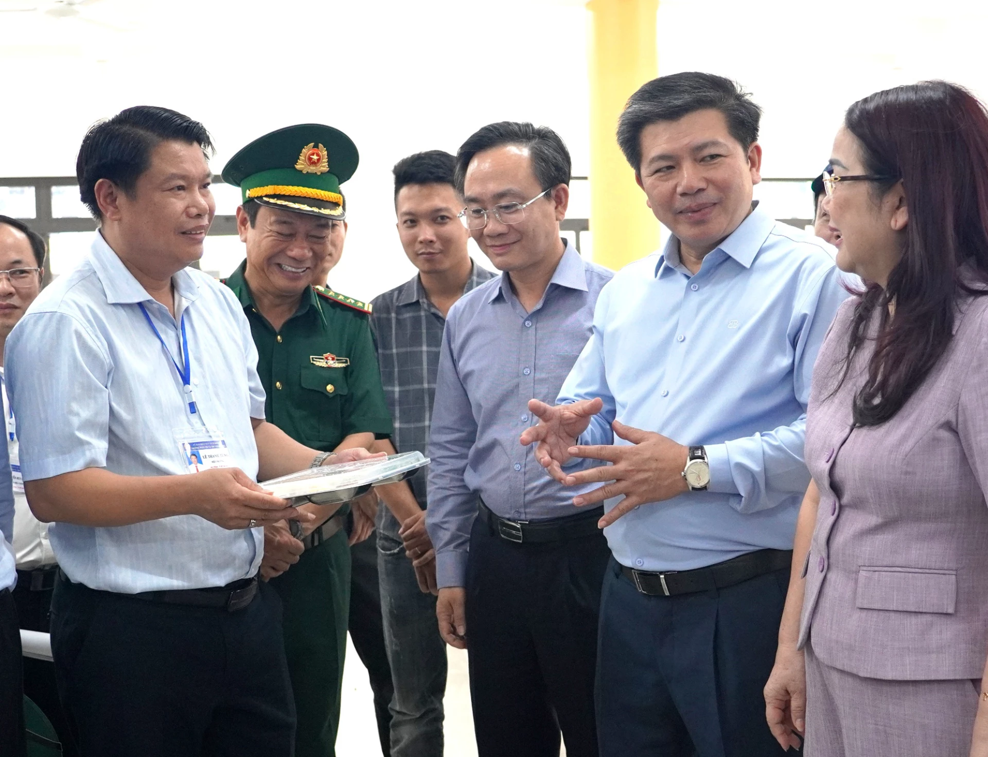Đồng chí Trần Vũ Khiêm, Phó Bí thư Thường trực Tỉnh ủy, Trưởng đoàn đại biểu Quốc hội tỉnh kiểm tra khu vực bếp ăn của dự án Trường phổ thông dân tộc nội trú tiểu học và trung học cơ sở Đakrông - Ảnh: Đ.V