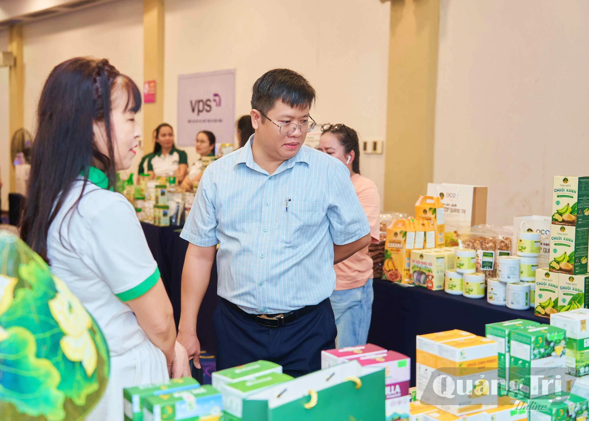 Các đại biểu tìm hiểu về những sản phẩm do doanh nhân trẻ Quảng Trị làm ra - Ảnh: Q.H