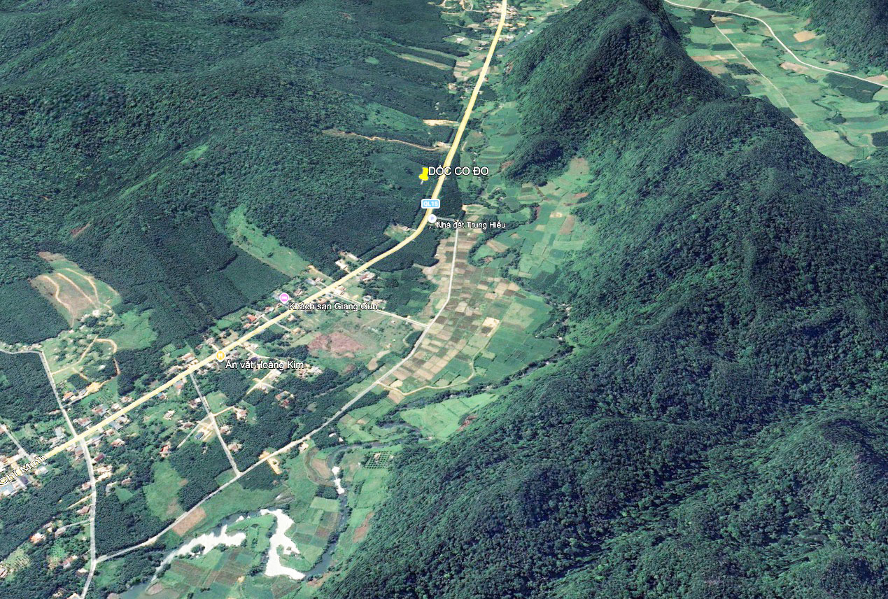 Địa hình xã Hóa Hợp (cũ) kéo dài dưới một thung lũng, hai bên là núi cao - Ảnh: Google Earth