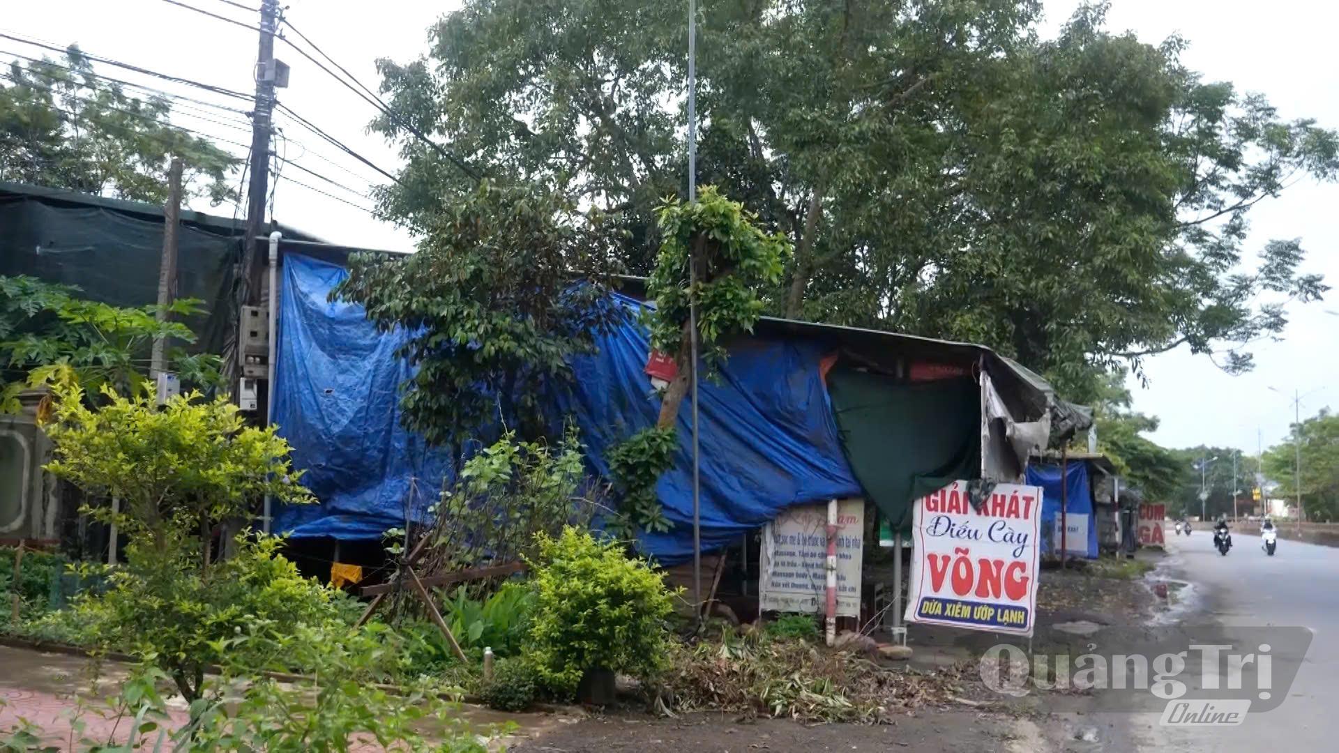 Người dân thôn Lan Đình sống trong những ngôi nhà chật hẹp, xuống cấp nhưng chưa thể xây dựng, sửa chữa vì chưa có sổ đỏ - Ảnh: P.K