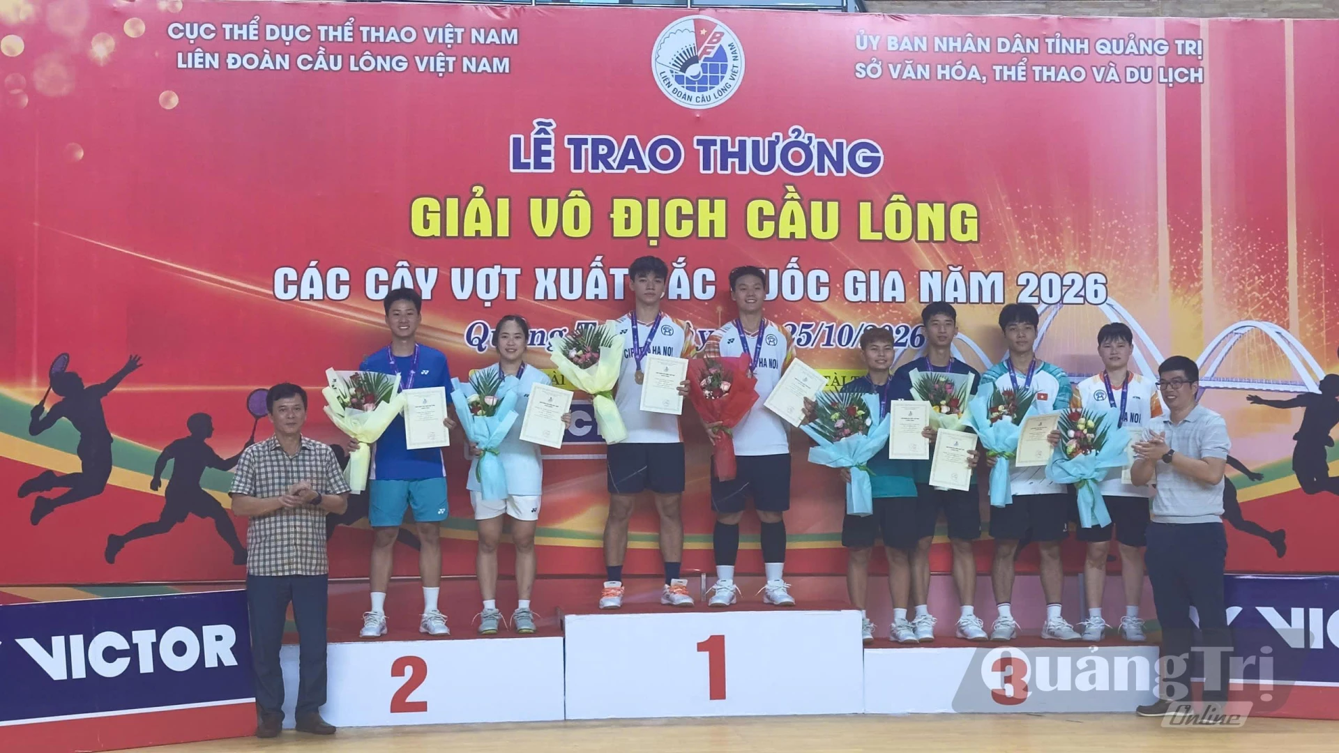 Trao giải Nhất ở nội dung đôi nam nữ - Ảnh: Thùy Trang