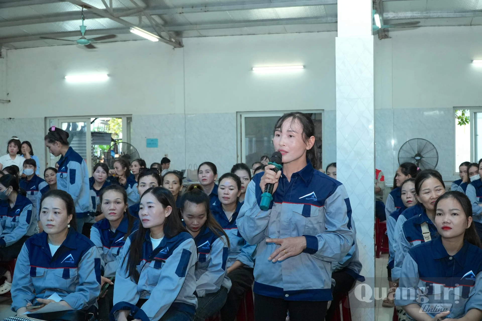 Công nhân nêu ý kiến tại hội nghị đối thoại về chính sách bảo hiểm và phòng, chống ma túy - Ảnh: Quang Ngọc.