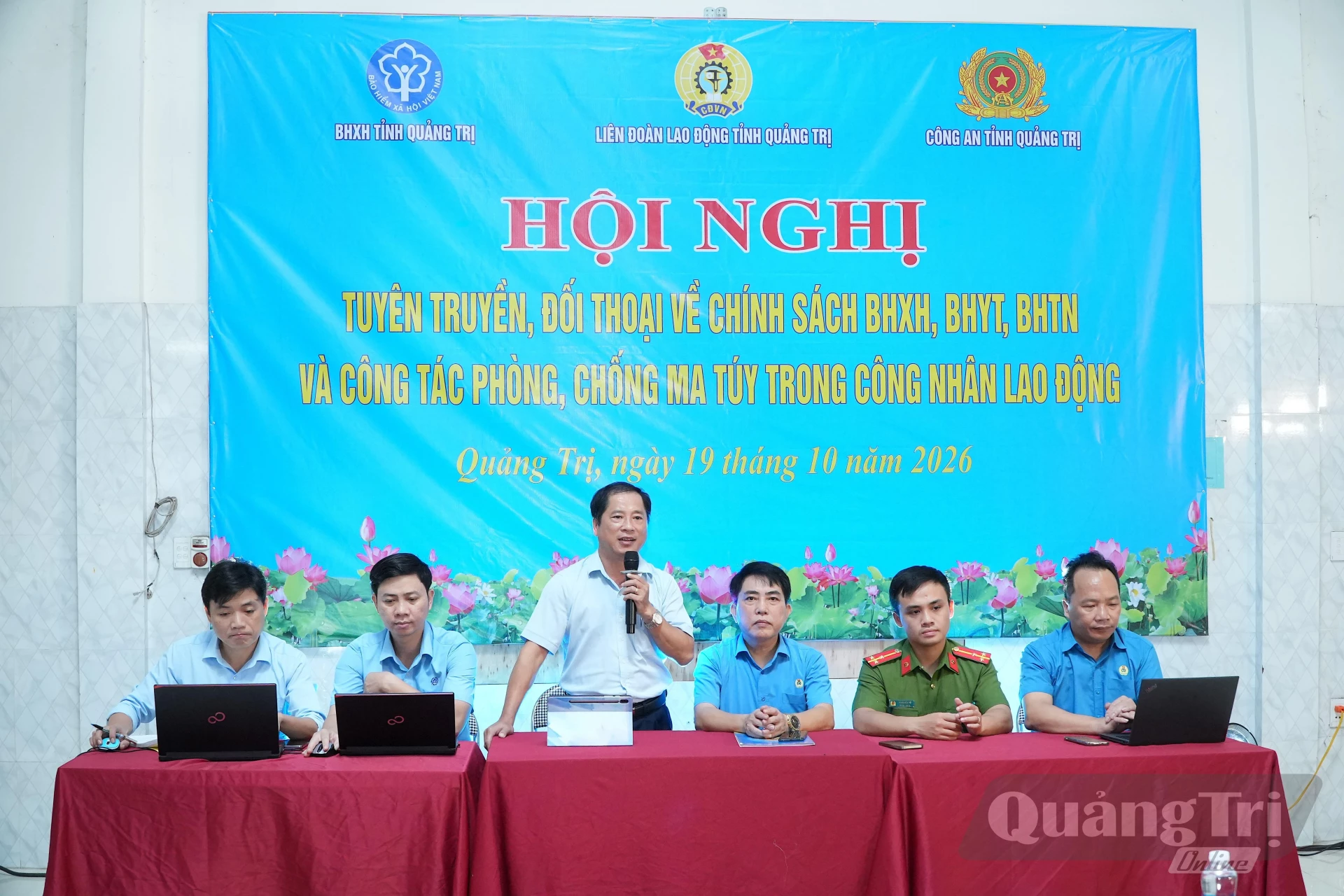 Đại diện Liên đoàn Lao động, Bảo hiểm xã hội và Công an tỉnh Quảng Trị đối thoại, giải đáp chính sách cho người lao động tại hội nghị - Ảnh: Quang Ngọc.