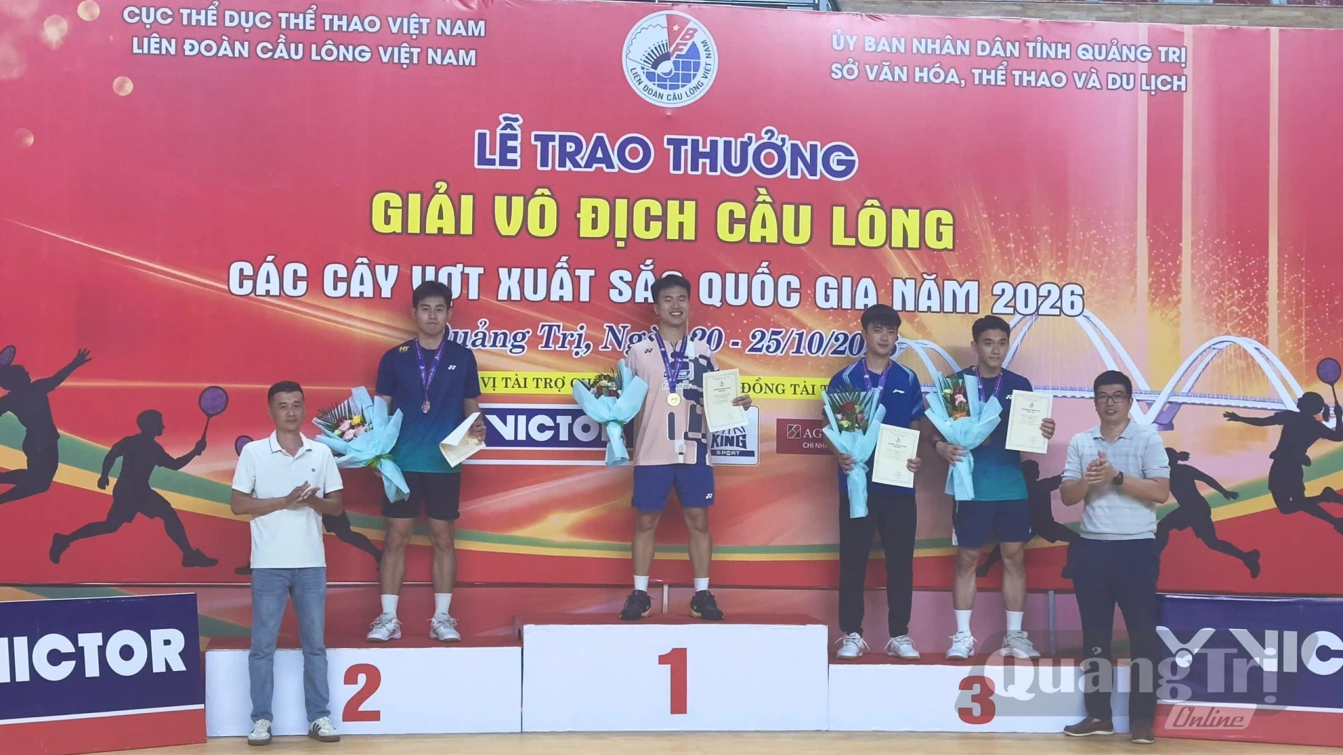 Trao giải Nhất ở nội dung đơn nam - Ảnh: Thùy Trang