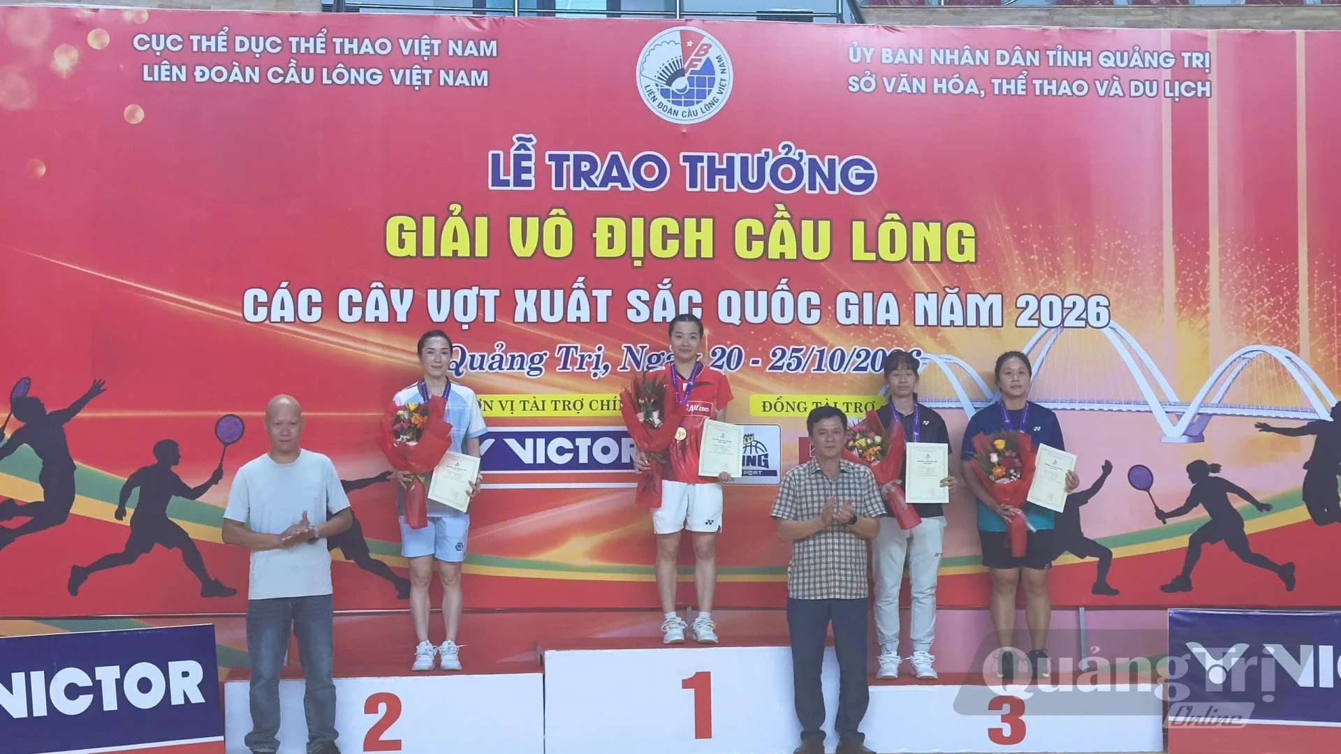 Trao giải Nhất ở nội dung đơn nữ - Ảnh: Thùy Trang