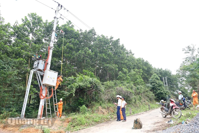 Cấp điện lưới quốc gia cho 100% hộ dân ở bản Lòm-K.Chăm, xã Dân Hóa