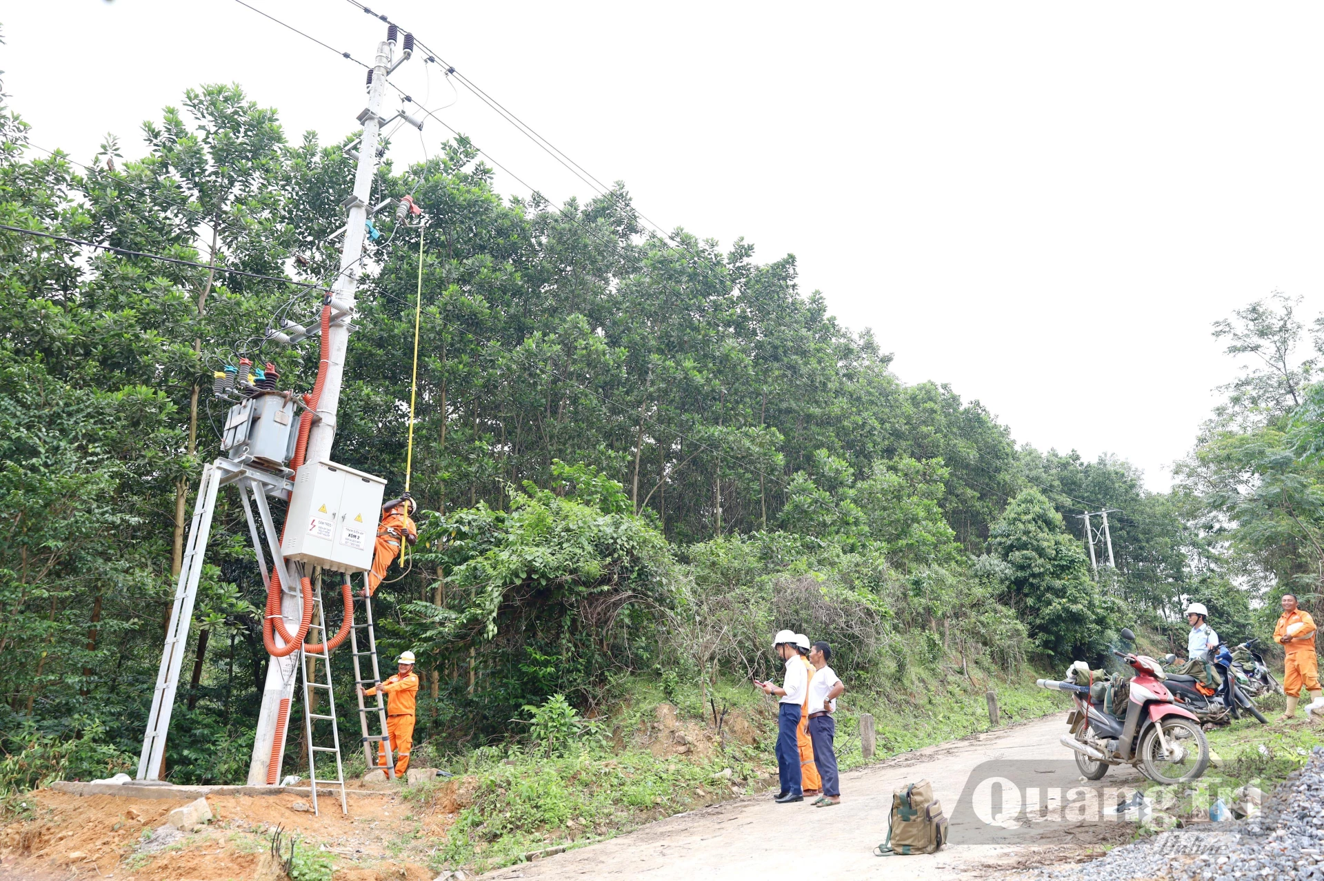 Ngày 26/10/2026, Điện lực Minh Hóa (trực thuộc Công ty Điện lực Quảng Trị) chính thức đóng điện lưới quốc gia để cấp đủ cho 100% hộ dân sinh sống tại bản Lòm – K. Chăm thuộc xã Dân Hóa - Ảnh: V.Minh