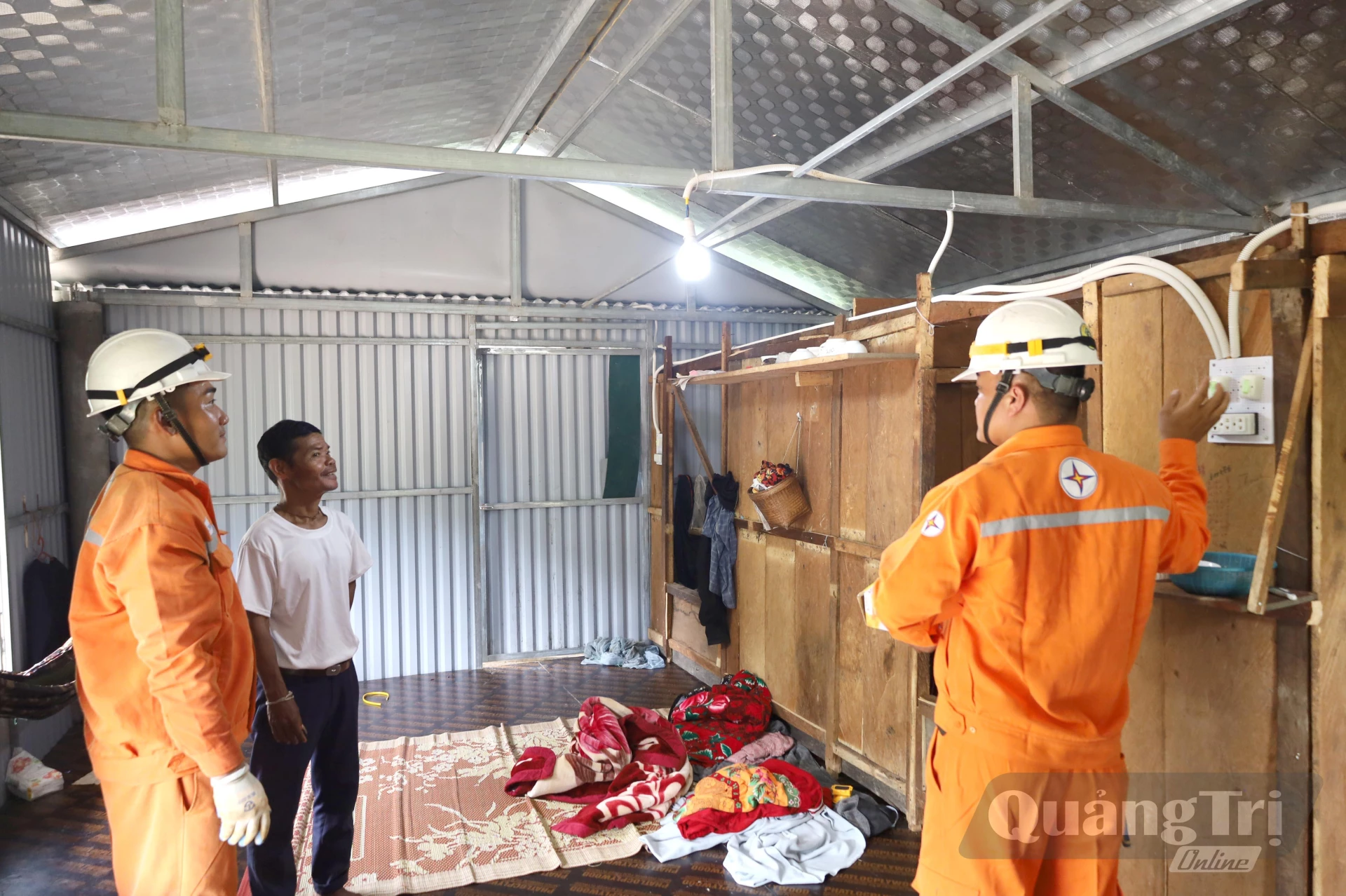 Điện lưới quốc gia đã bừng sáng trong những ngôi nhà người Mày ở bản Lòm - K. Chăm, xã Dân Hóa vào ngày ngày 26/10/2026 - Ảnh: V.Minh
