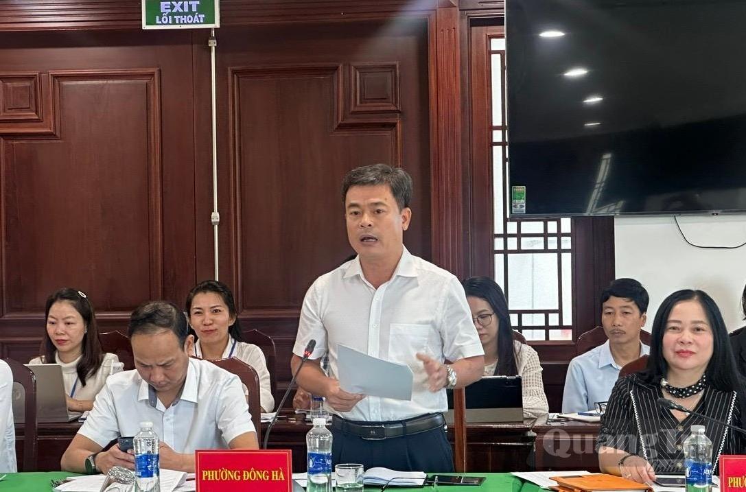 Đại diện lãnh đạo phường Đông Hà báo cáo tình hình phát triển kinh tế-xã hội 9 tháng năm 2026 - Ảnh: V.A