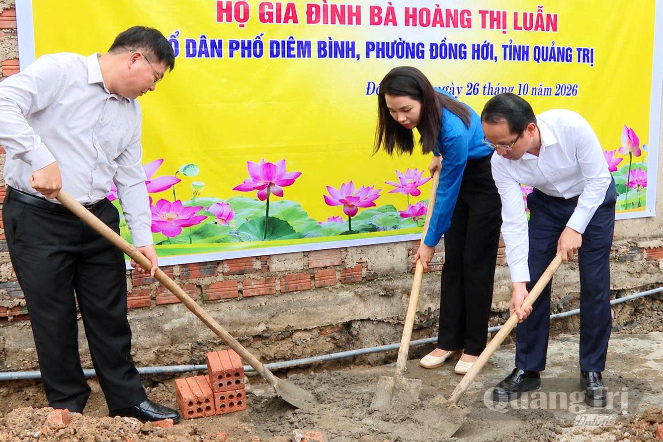 Các đại biểu thực hiện lễ động thổ xây dựng nhà Đại Đoàn kết cho hộ nghèo có hoàn cảnh đặc biệt khó khăn - Ảnh: P.V