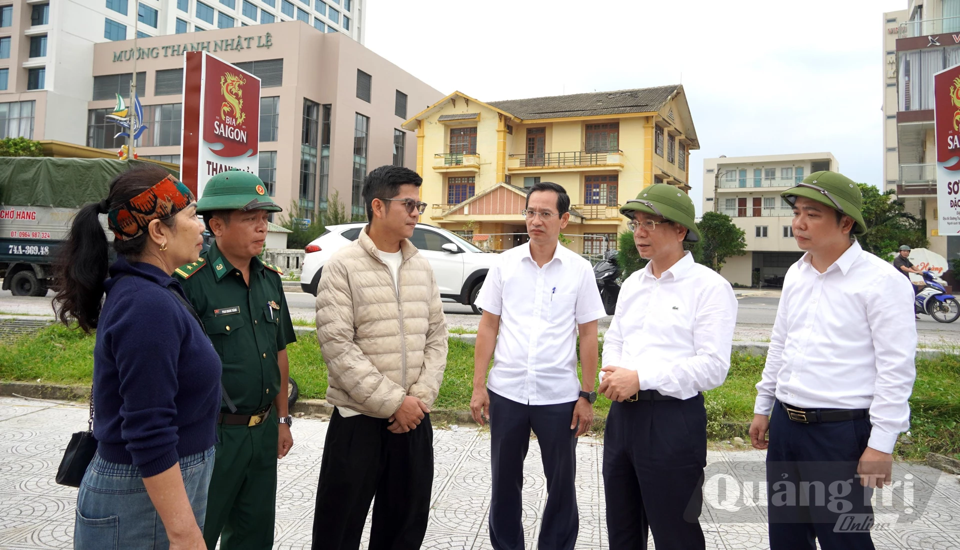 Đồng chí Phan Mạnh Hùng, Bí thư Đảng ủy phường Đồng Hới động viên, biểu dương tinh thần chủ động chấp hành của các hộ kinh doanh - Ảnh: H.Tr