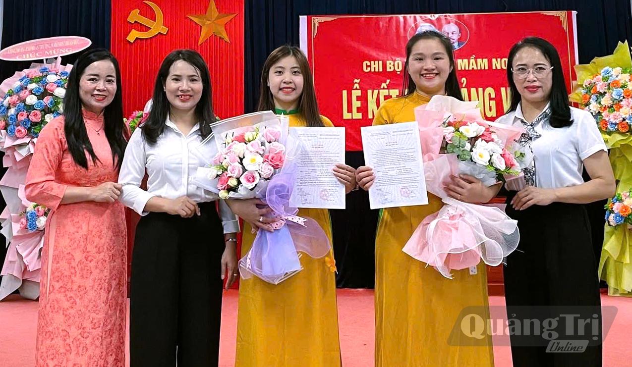 Niềm tự hào của những quần chúng ưu tú (phường Đồng Sơn) vừa được kết nạp vào Đảng - Ảnh: P.V