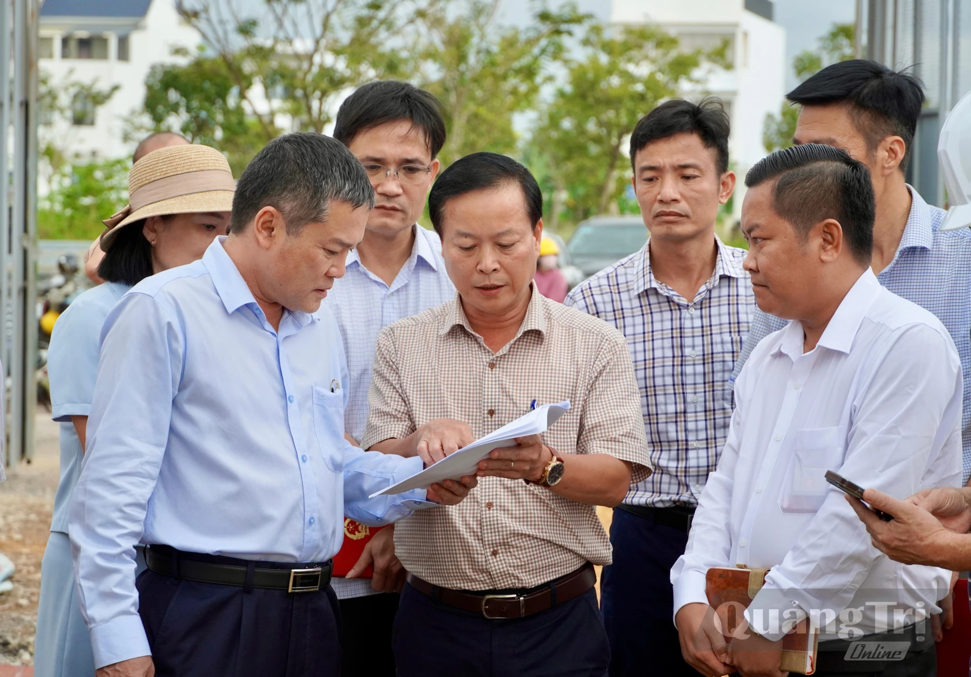 Đồng chí Phan Phong Phú, Phó Chủ tịch UBND tỉnh kiểm tra tiến độ Dự án Khu nhà ở xã hội trung tâm Đồng Hới - Ảnh: H.N