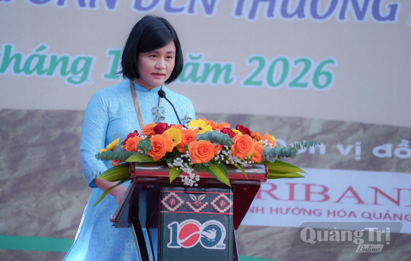 Bà Nguyễn Hồng Phương, Phó Giám đốc Sở Nông nghiệp và Môi trường tỉnh, Phó Trưởng Ban Tổ chức các hoạt động “Theo dấu chân 100 năm cà phê Khe Sanh” phát biểu tại hội thi - Ảnh: Lê Trường