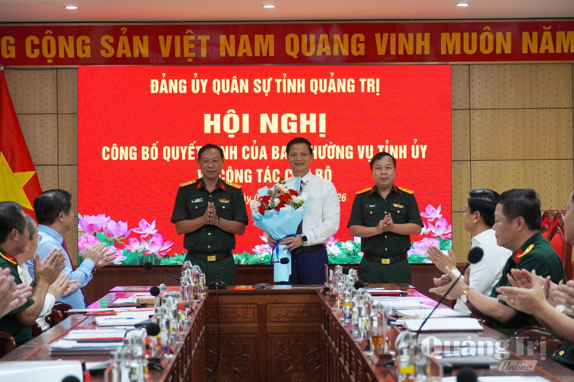 Đại diện Đảng ủy Quân sự tỉnh tặng hoa chúc mừng đồng chí Vương Quốc Tuấn, Bí thư Đảng ủy Quân sự tỉnh - Ảnh: X.P
