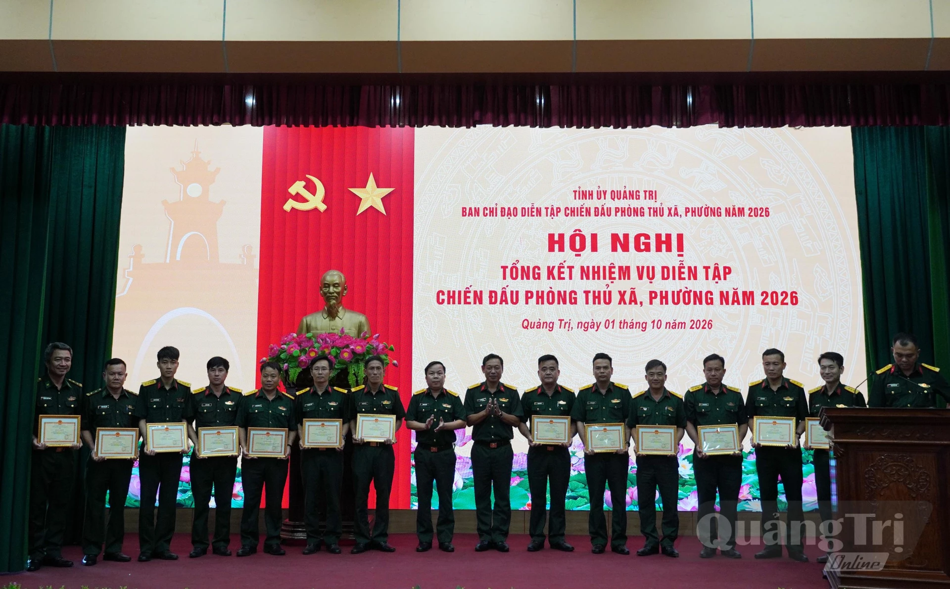 Các tập thể, cá nhân nhận giấy khen của BCH Quân sự tỉnh - Ảnh: X.P