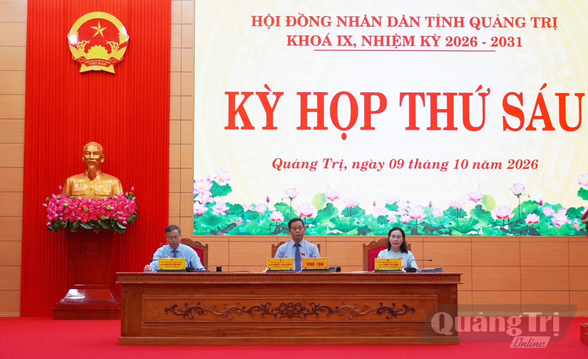 Chủ tọa kỳ họp - Ảnh: X.P