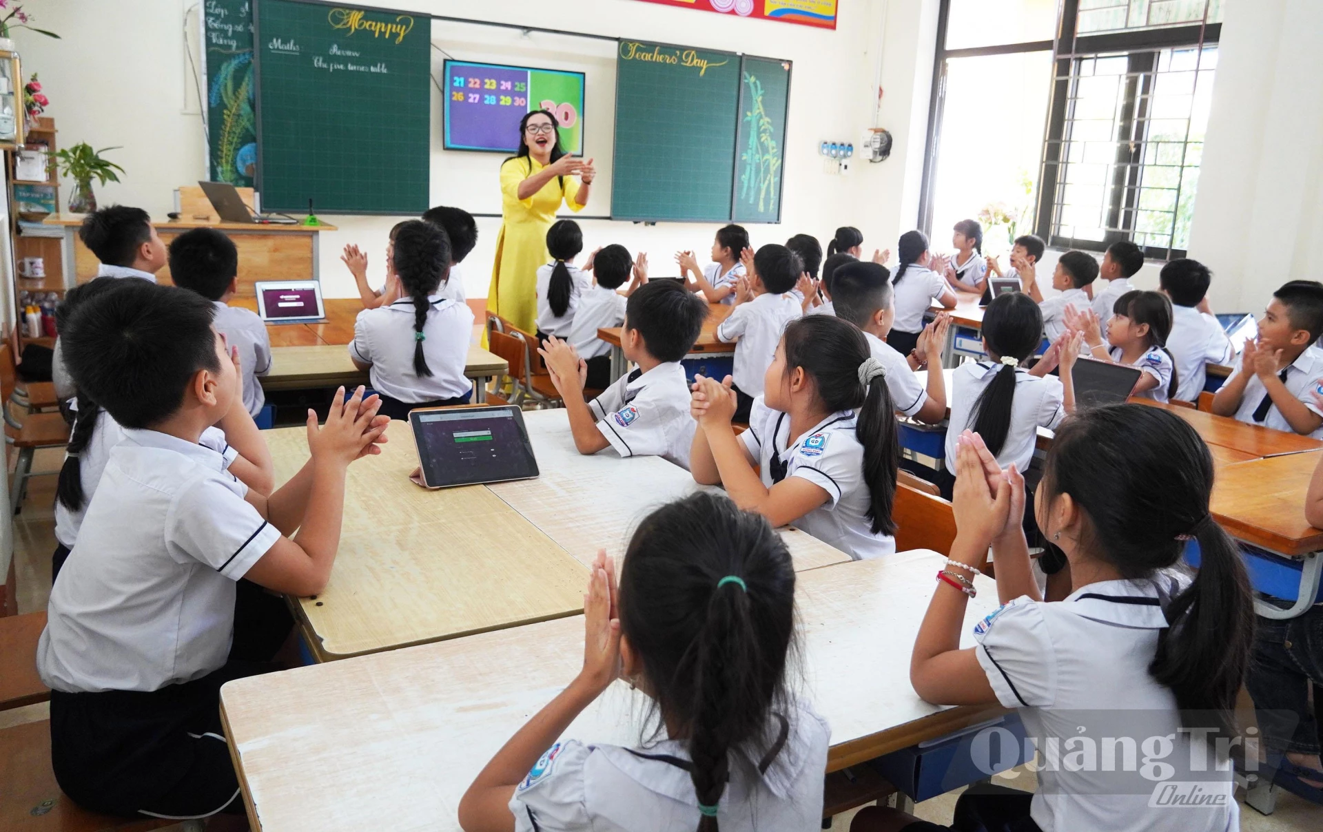 Giáo viên các trường học luôn tổ chức cho học sinh khởi động bằng các bài hát tiếng Anh vui nhộn -Ảnh: Nh.V