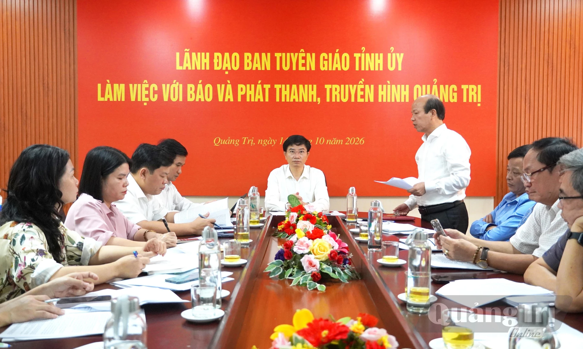 Đồng chí Võ Nguyên Thuỷ, Bí thư Đảng uỷ, Giám đốc Báo và PTTH Quảng Trị báo cáo tình hình hoạt động của đơn vị - Ảnh: X.P