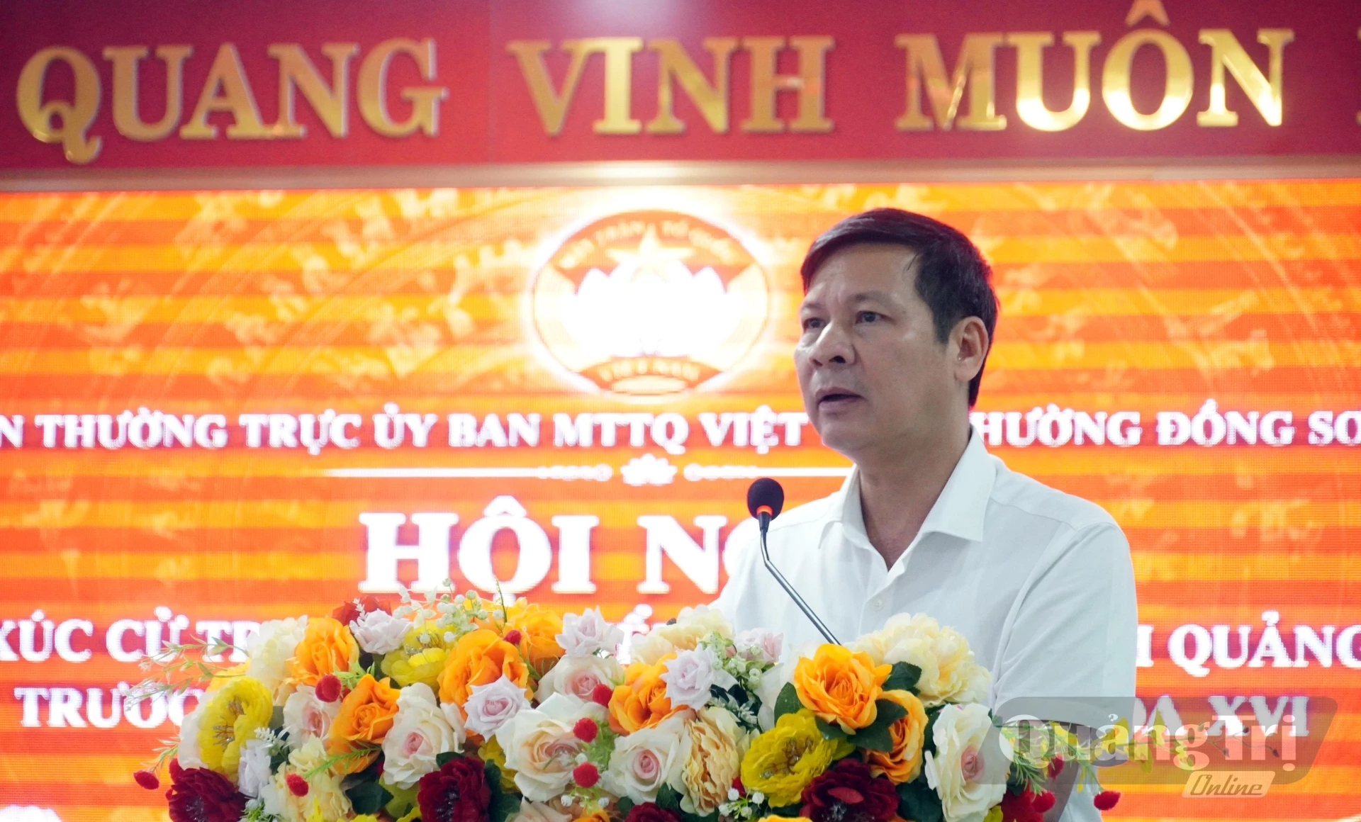 Đại diện lãnh đạo địa phương làm rõ các kiến nghị của cử tri - Ảnh: N.M