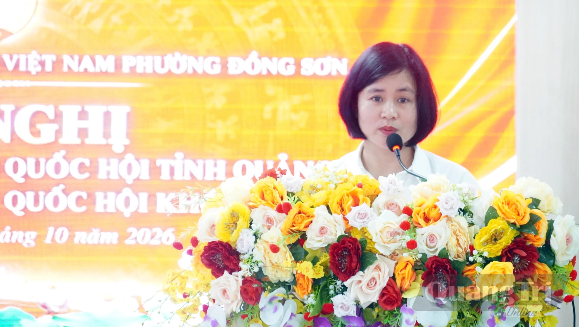 Đại diện lãnh đạo địa phương làm rõ các kiến nghị của cử tri - Ảnh: N.M