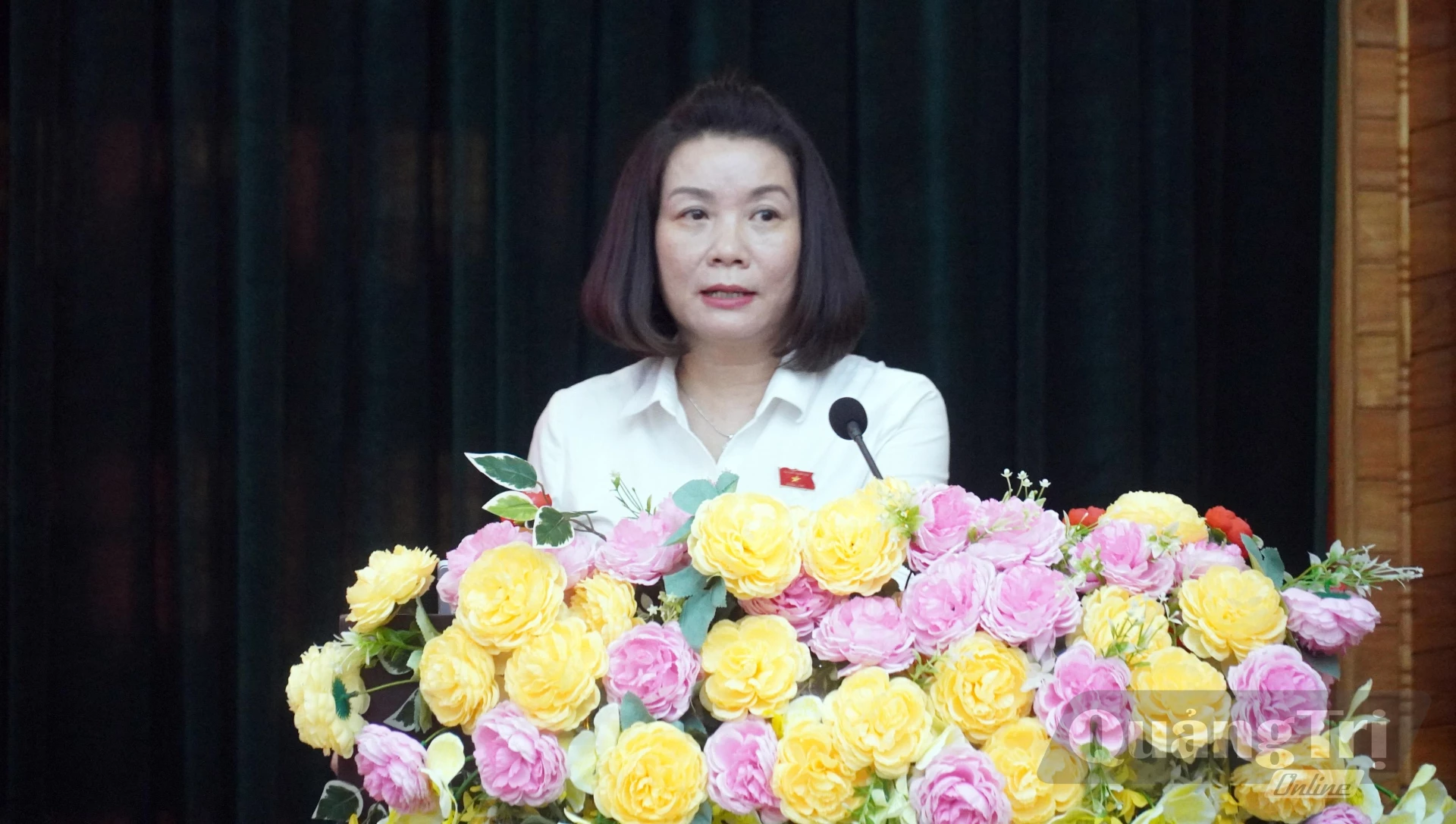 Đồng chí Nguyễn Minh Tâm, Tỉnh ủy viên, Phó Trưởng đoàn chuyên trách Đoàn ĐBQH tỉnh báo cáo dự kiến nội dung, chương trình Kỳ họp thứ hai, Quốc hội khóa XVI và kết quả hoạt động cơ bản của Đoàn ĐBQH tỉnh - Ảnh: N.M