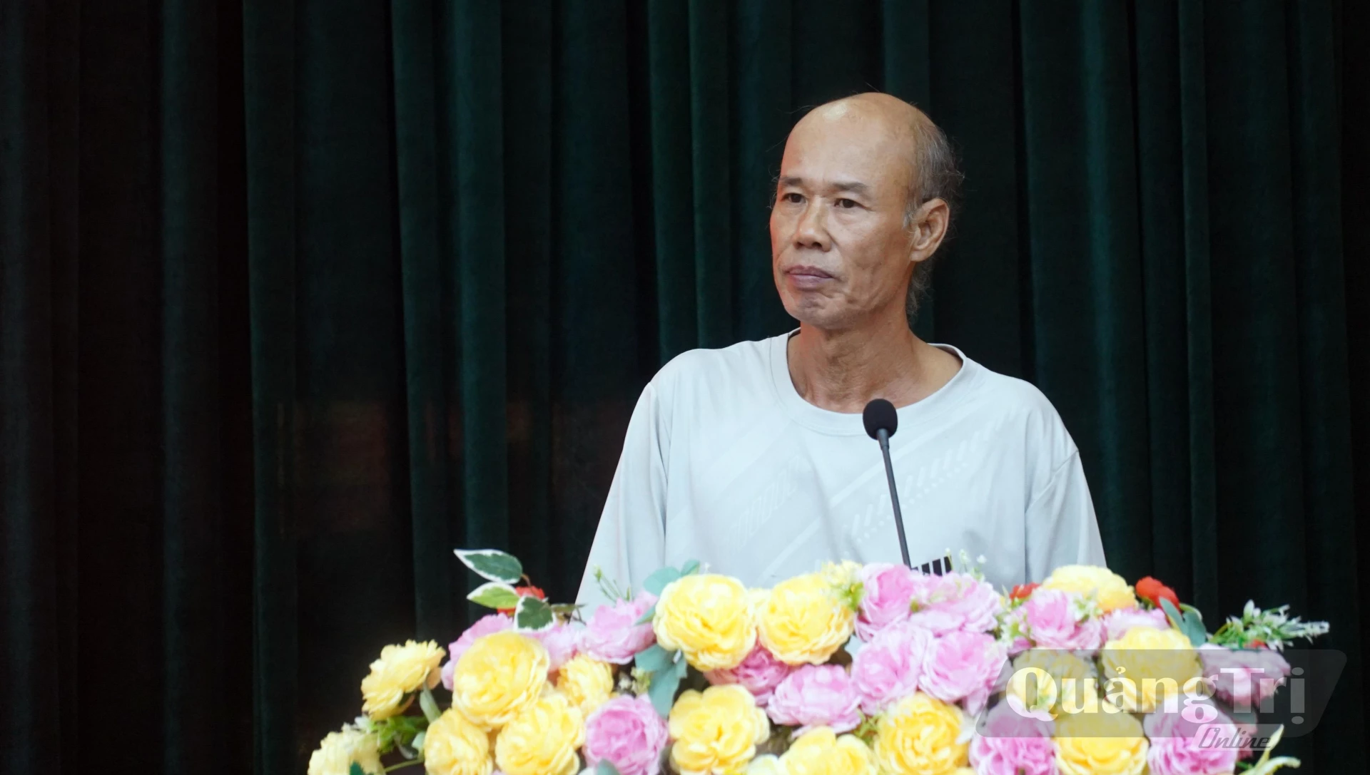 Cử tri phát biểu tại hội nghị - Ảnh: N.M