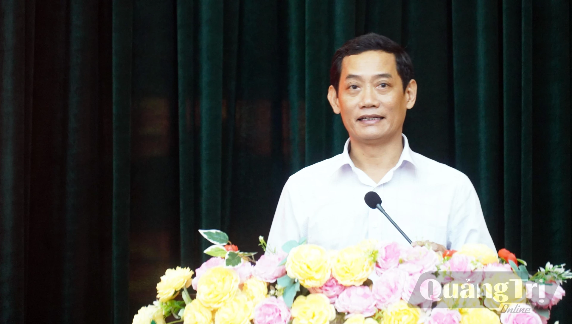 Đại diện lãnh đạo địa phương làm rõ các kiến nghị của cử tri - Ảnh: N.M&nbsp;
