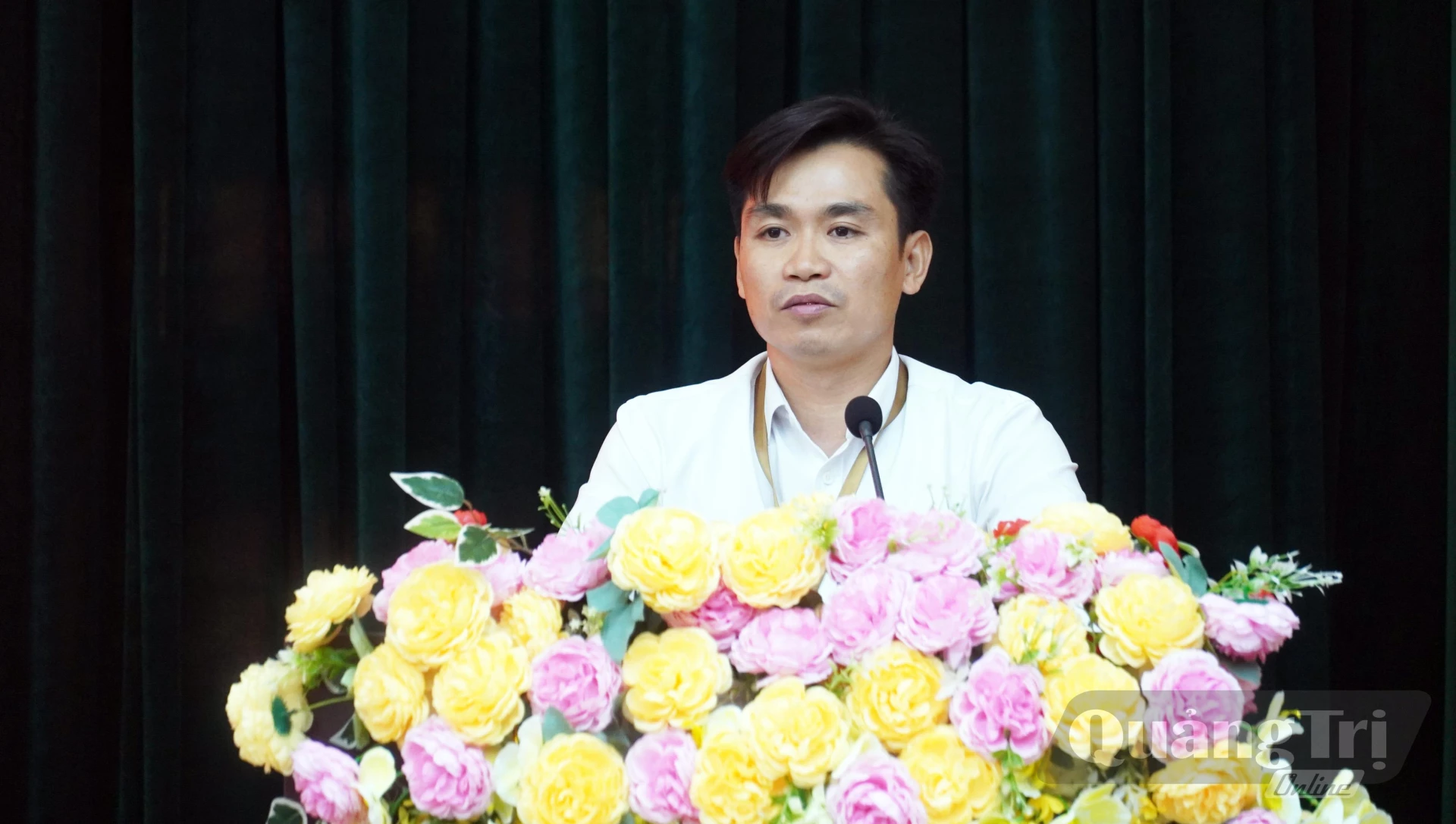 Đại diện lãnh đạo địa phương làm rõ các kiến nghị của cử tri - Ảnh: N.M&nbsp;