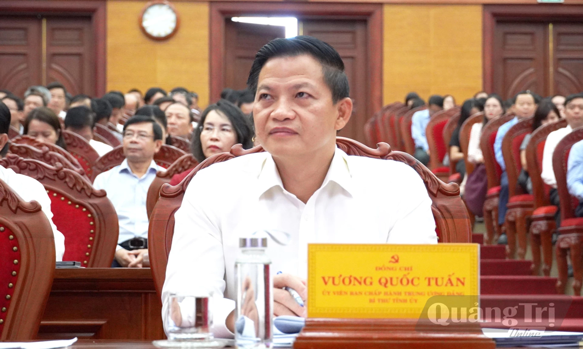Đồng chí Vương Quốc Tuấn, Ủy viên Trung ương Đảng, Bí thư Tỉnh ủy dự và chủ trì tại điểm cầu Tỉnh uỷ Quảng Trị - Ảnh: X.P