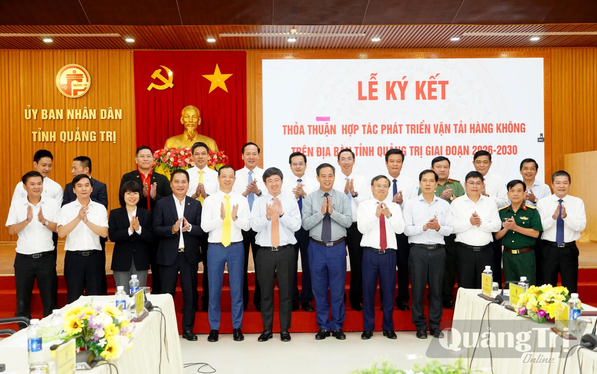 Lãnh đạo tỉnh cùng các đại biểu chụp ảnh lưu niệm tại buổi lễ - Ảnh: T.P
