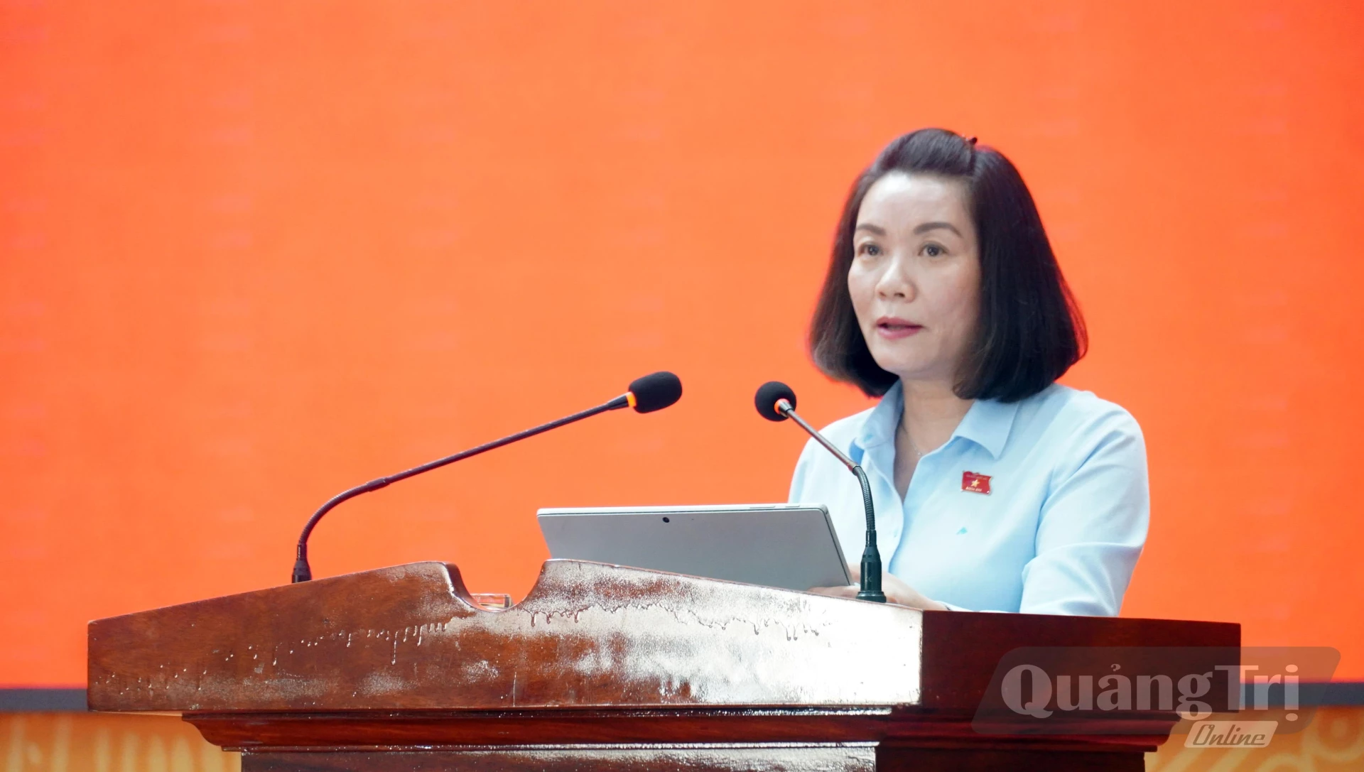 Đồng chí Nguyễn Minh Tâm, Tỉnh ủy viên, Phó Trưởng đoàn chuyên trách Đoàn ĐBQH tỉnh báo cáo dự kiến nội dung, chương trình Kỳ họp thứ hai, Quốc hội khóa XVI và kết quả hoạt động cơ bản của Đoàn ĐBQH tỉnh - Ảnh: N.M