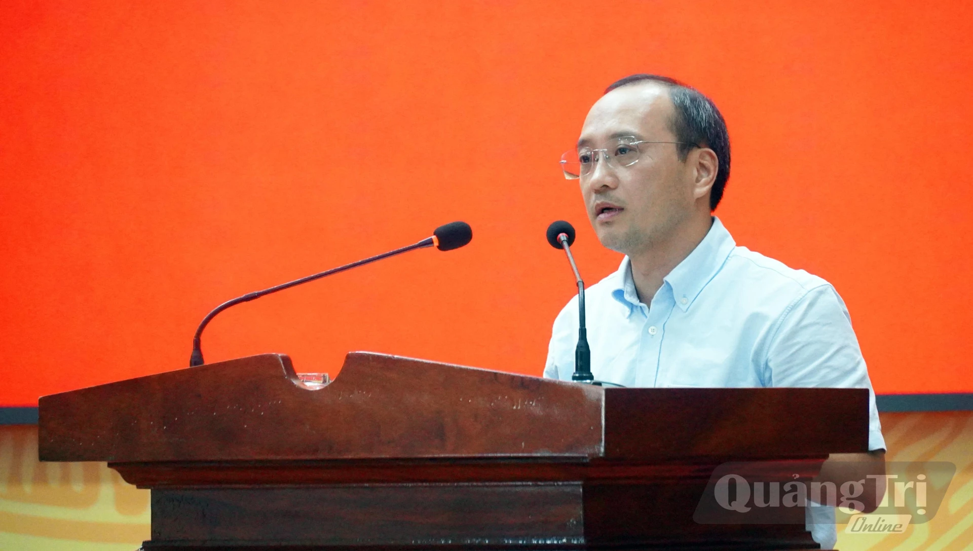 Đại diện lãnh đạo các cơ quan làm rõ các kiến nghị của cử tri - Ảnh: N.M