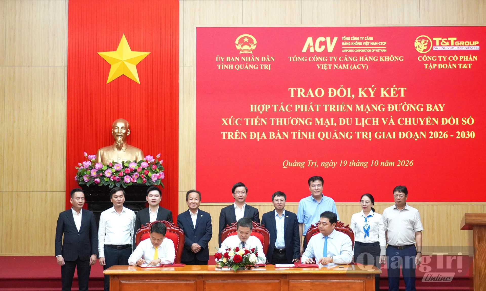 Lãnh đạo UBND tỉnh Quảng Trị, ACV và Tập đoàn T&T ký kết Biên bản ghi nhớ về việc Hợp tác phát triển mạng đường bay, xúc tiến thương mại, du lịch và chuyển đổi số tại tỉnh Quảng Trị - Ảnh: X.P