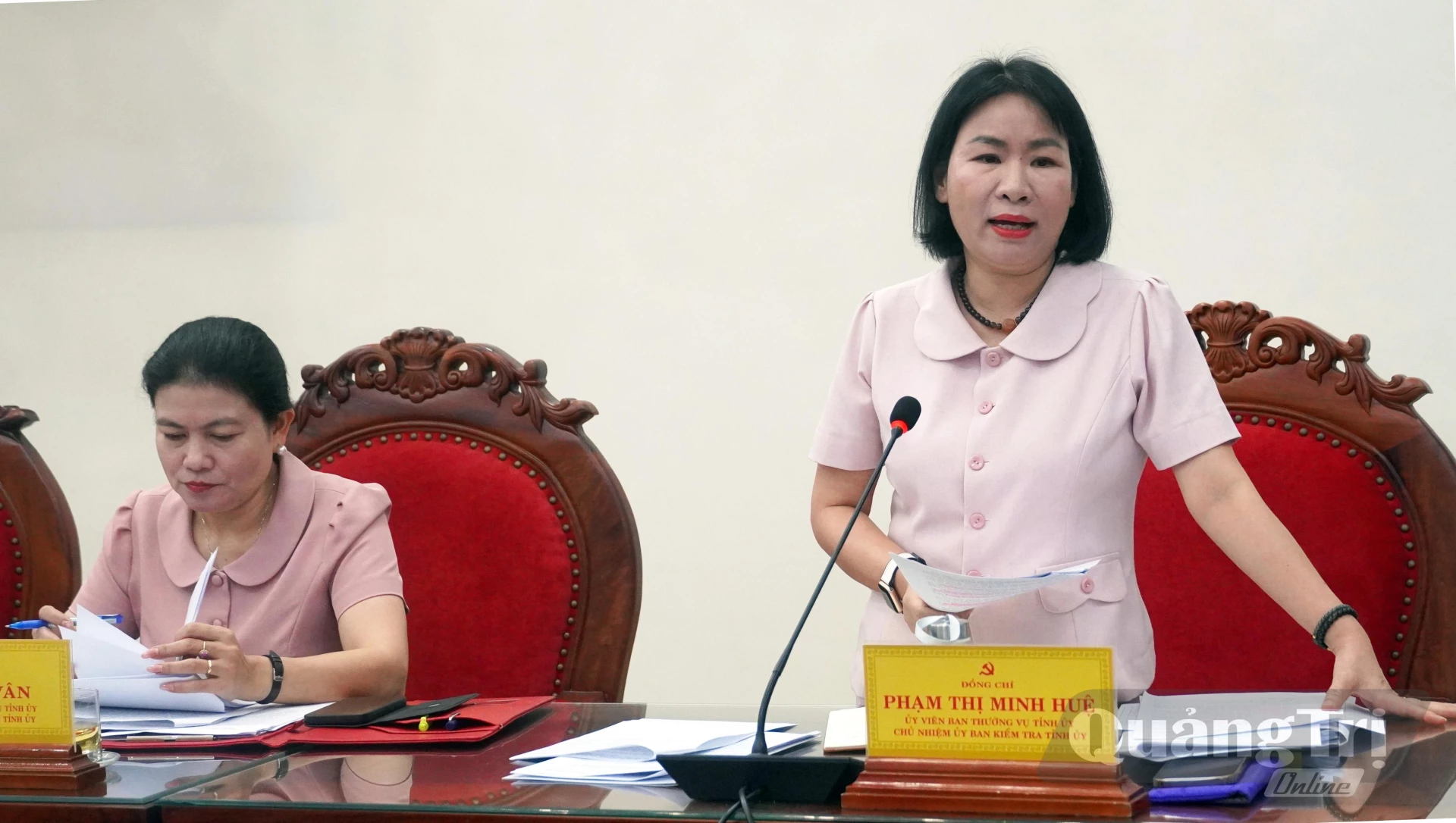 Đồng chí Phạm Thị Minh Huệ, Ủy viên Ban Thường vụ Tỉnh ủy, Chủ nhiệm Ủy ban Kiểm tra Tỉnh ủy thảo luận tại hội nghị - Ảnh: N.M