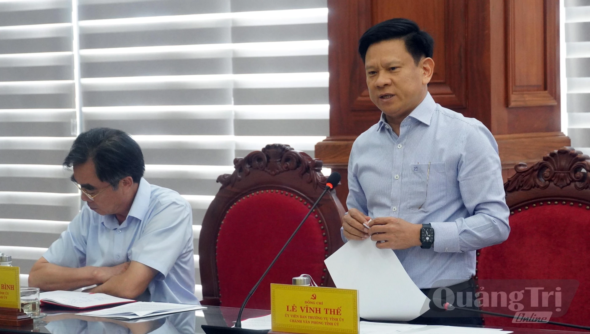 Đồng chí Lê Vĩnh Thế, Ủy viên Ban Thường vụ Tỉnh ủy, Chánh Văn phòng Tỉnh ủy thảo luận tại hội nghị - Ảnh: N.M