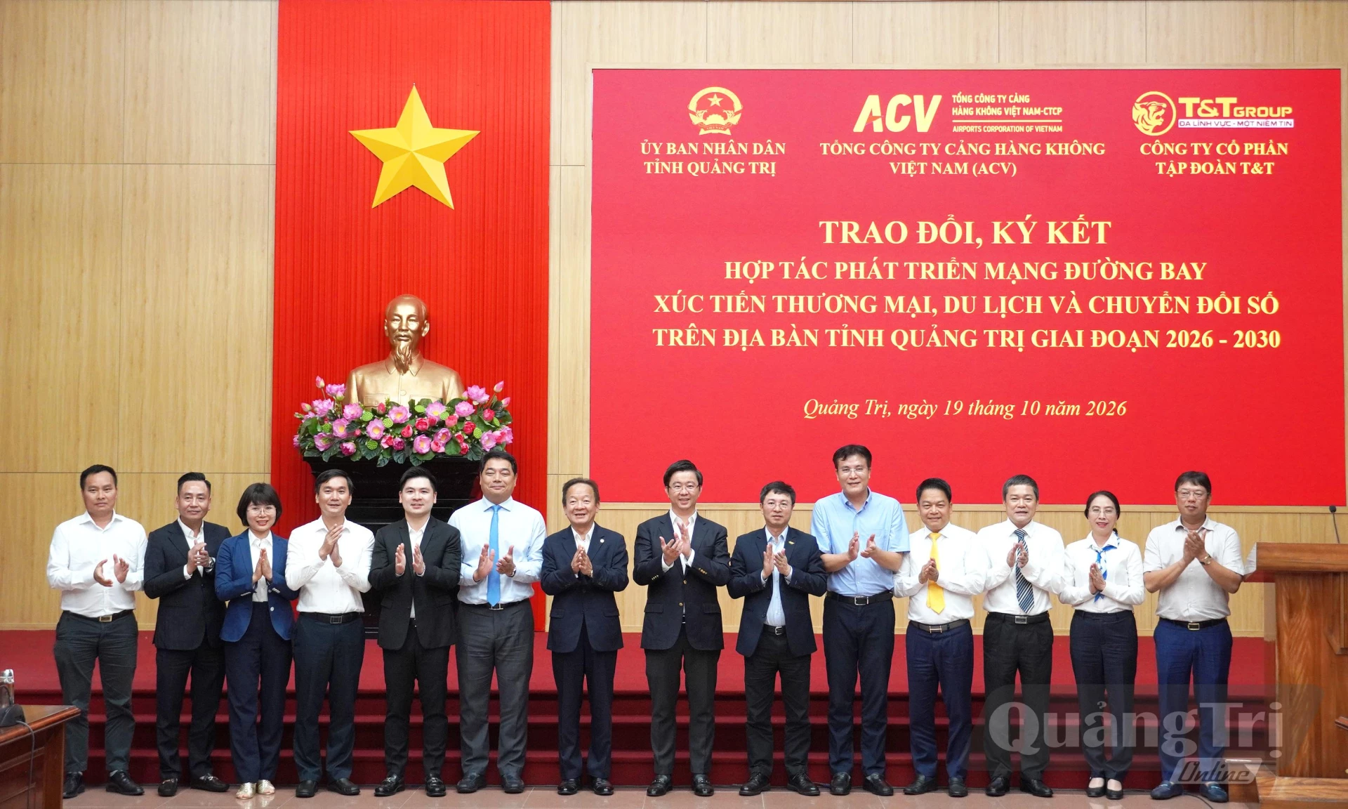 Các đại biểu chụp hình lưu niệm - Ảnh: X.P