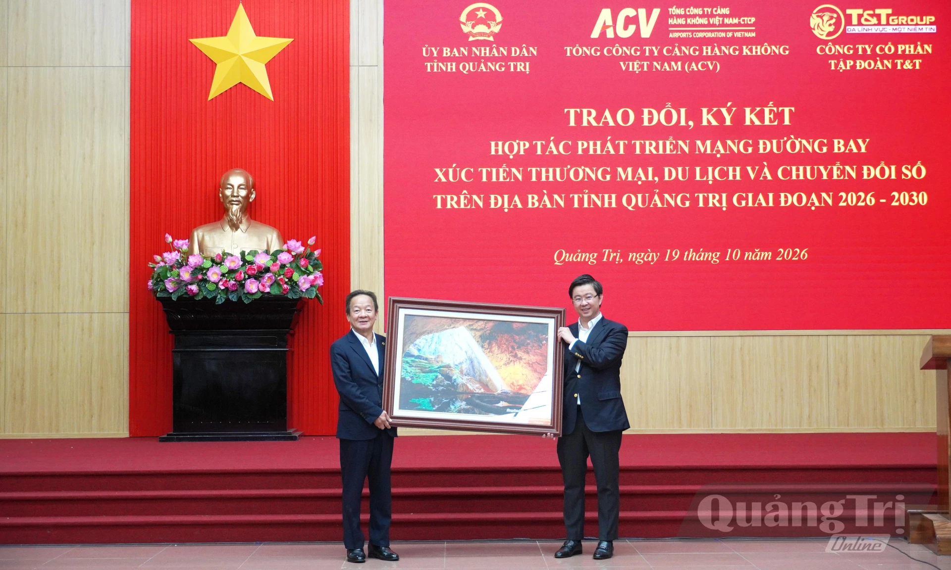 Đồng chí Chủ tịch UBND tỉnh tặng quà lưu niệm Tập đoàn T&T - Ảnh: X.P