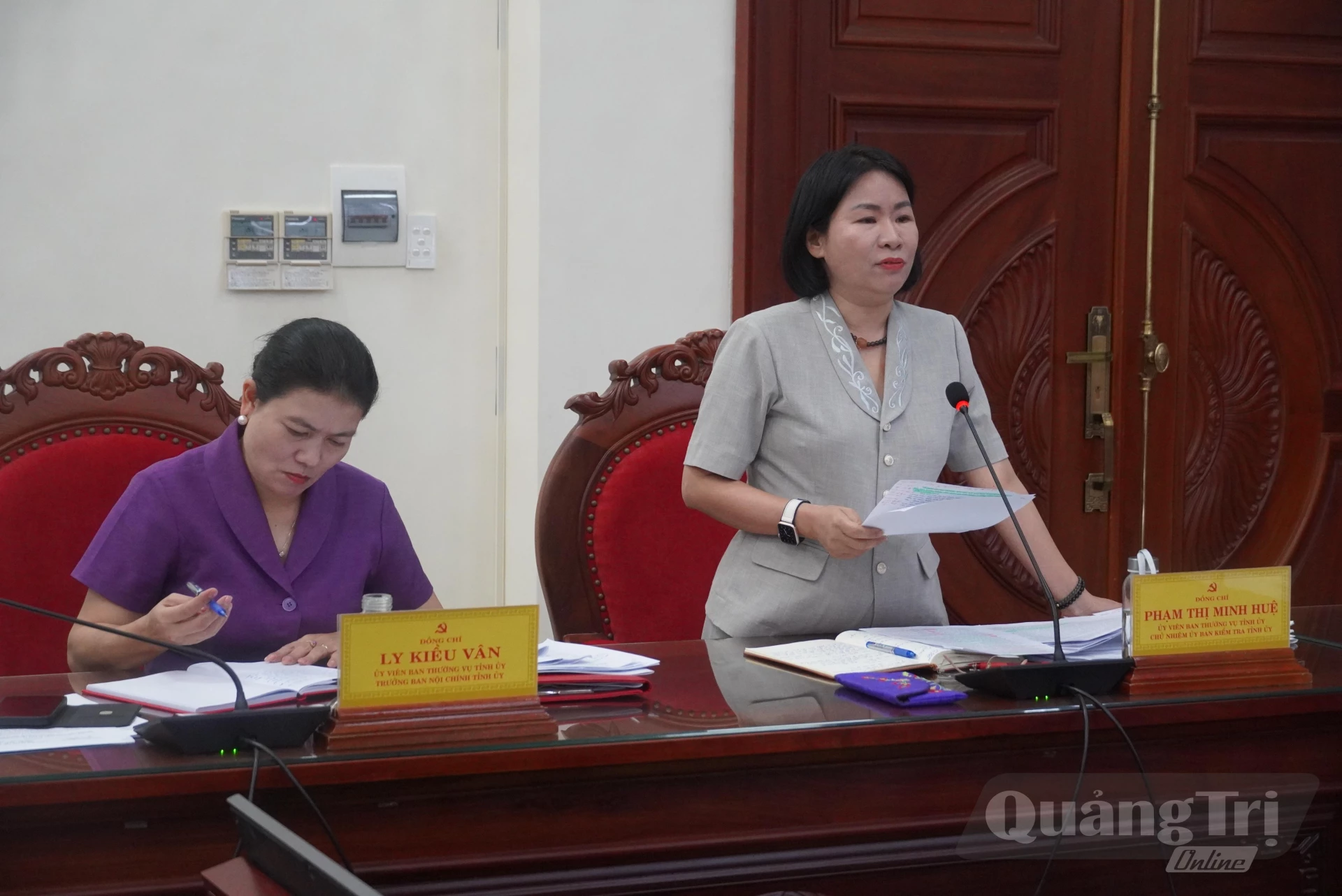 Đồng chí Phạm Thị Minh Huệ, Ủy viên Ban Thường vụ Tỉnh ủy, Chủ nhiệm Ủy ban Kiểm tra Tỉnh ủy thảo luận tại hội nghị - Ảnh: N.M