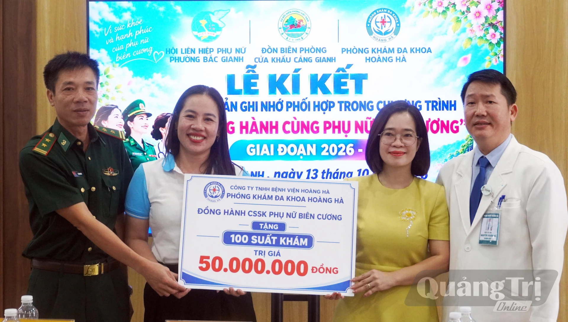 Đại diện lãnh đạo Công ty TNHH Bệnh viện Hoàng Hà trao gói khám sức khỏe miễn phí năm 2026 cho chương trình - Ảnh: N.M