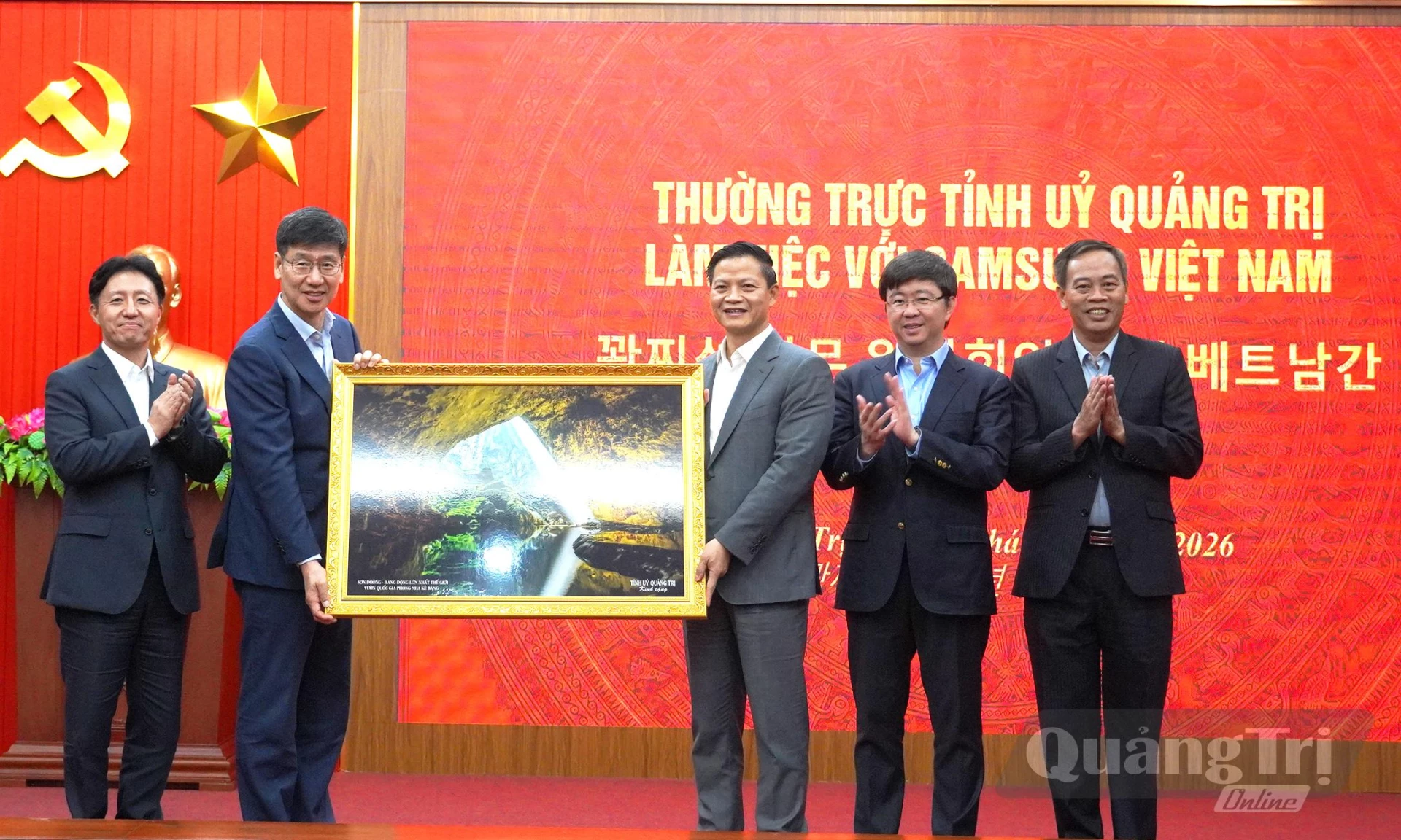 Các đồng chí Thường trực Tỉnh uỷ tặng quà lưu niệm đồng chí lãnh đạo Samsung Việt Nam - Ảnh: X.P