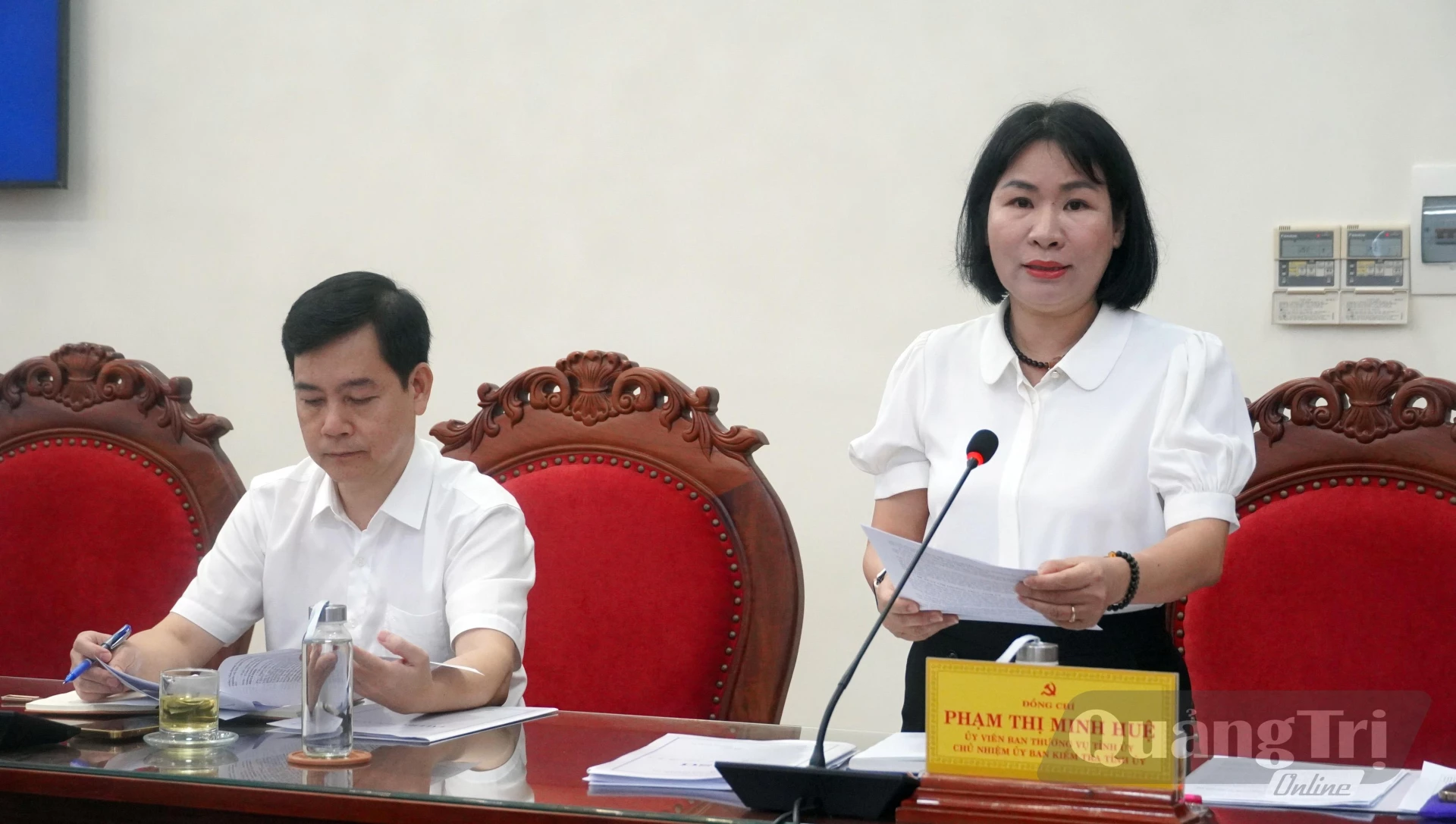 Đồng chí Phạm Thị Minh Huệ, Ủy viên Ban Thường vụ Tỉnh ủy, Chủ nhiệm Ủy ban Kiểm tra Tỉnh ủy trình bày báo cáo kết quả thực hiện nhiệm vụ 9 tháng năm 2026 - Ảnh: N.M