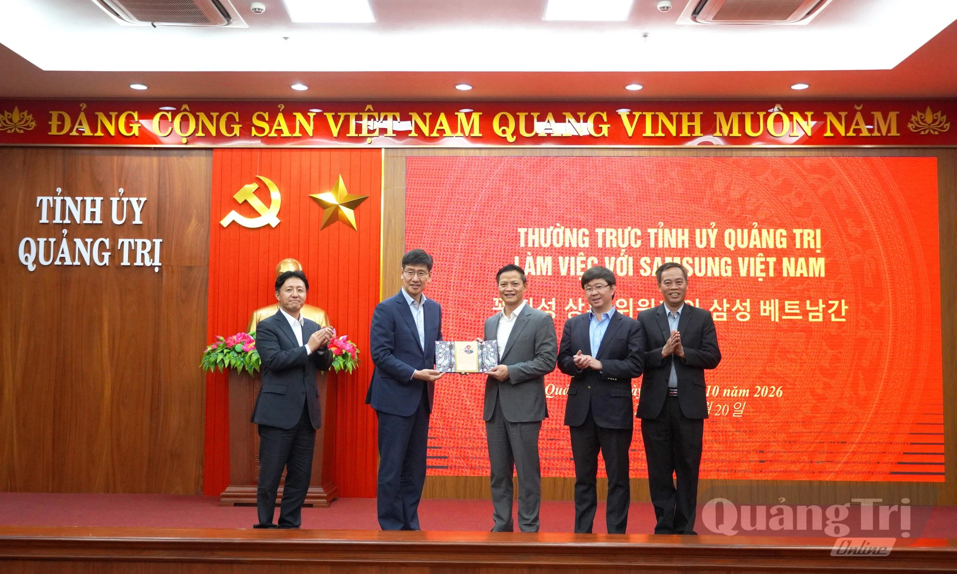 Tổng Giám đốc Samsung Việt Nam tặng quà lưu niệm đồng chí Bí thư Tỉnh uỷ - Ảnh: X.P