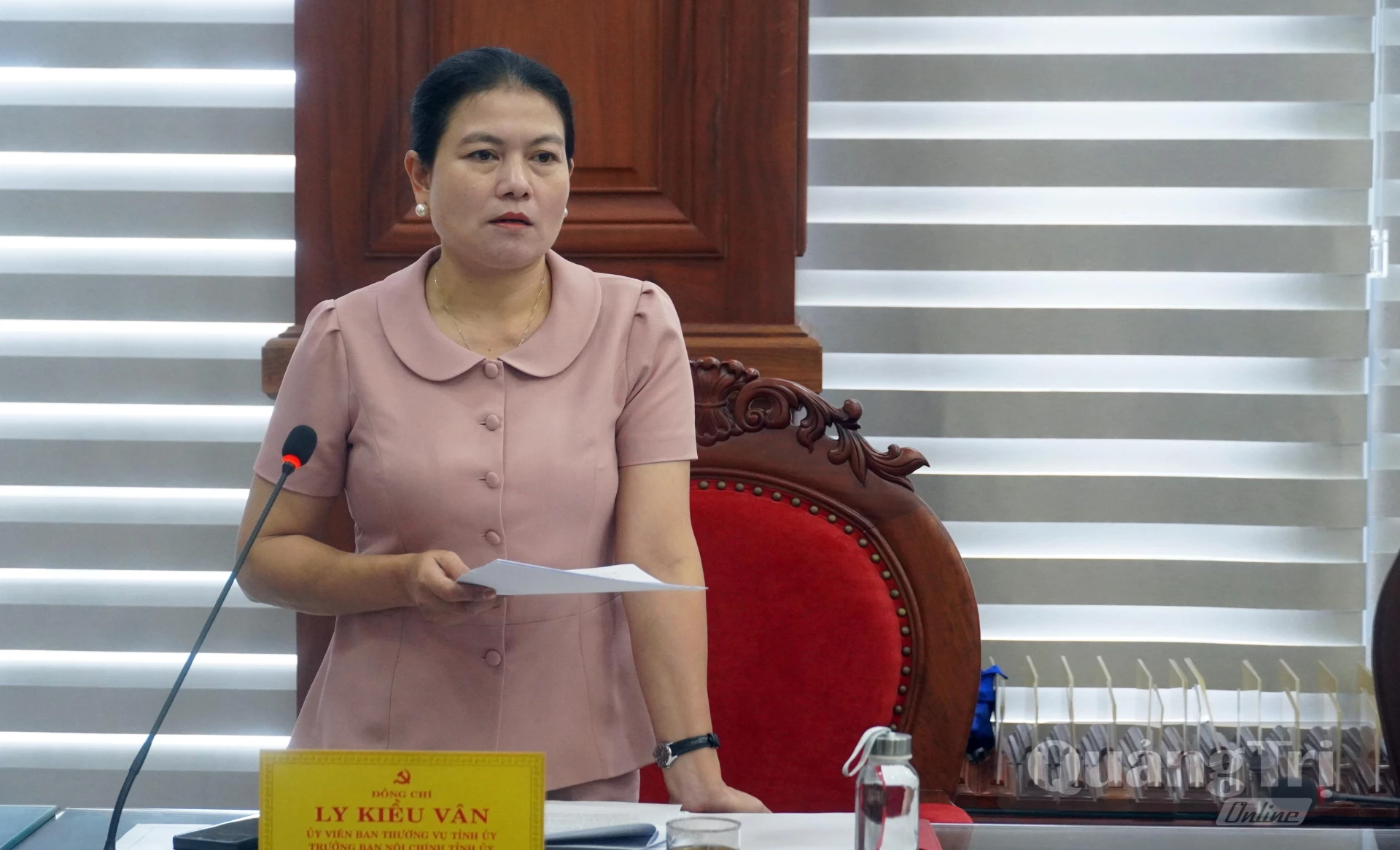 Đồng chí Ly Kiều Vân, Ủy viên Ban Thường vụ Tỉnh ủy, Trưởng ban Nội chính Tỉnh ủy trình bày báo cáo kết quả thực hiện nhiệm vụ 9 tháng năm 2026 - Ảnh: N.M