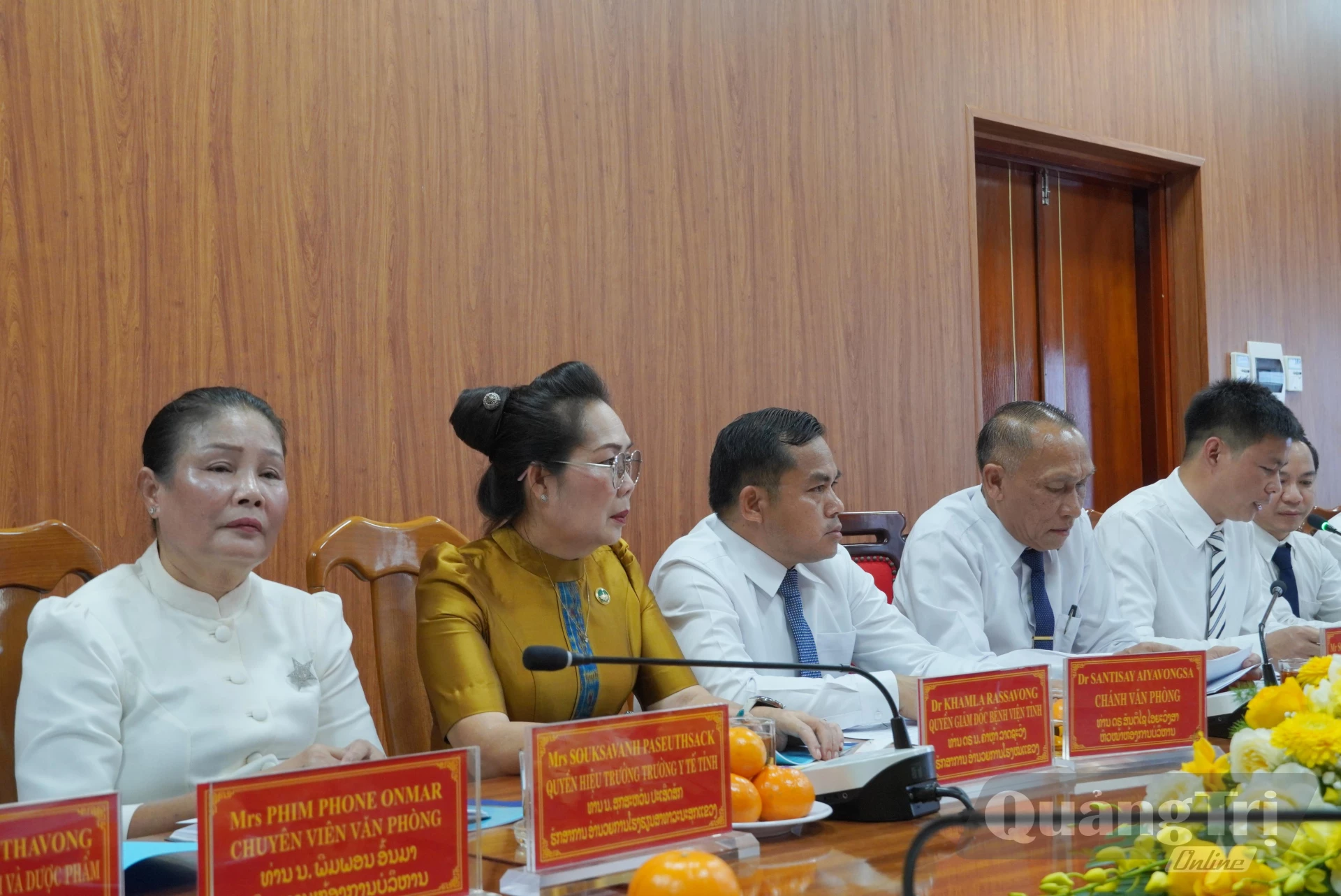 Các đại biểu đoàn công tác Sở Y tế Khăm Muộn dự buổi hội đàm-Ảnh: HL
