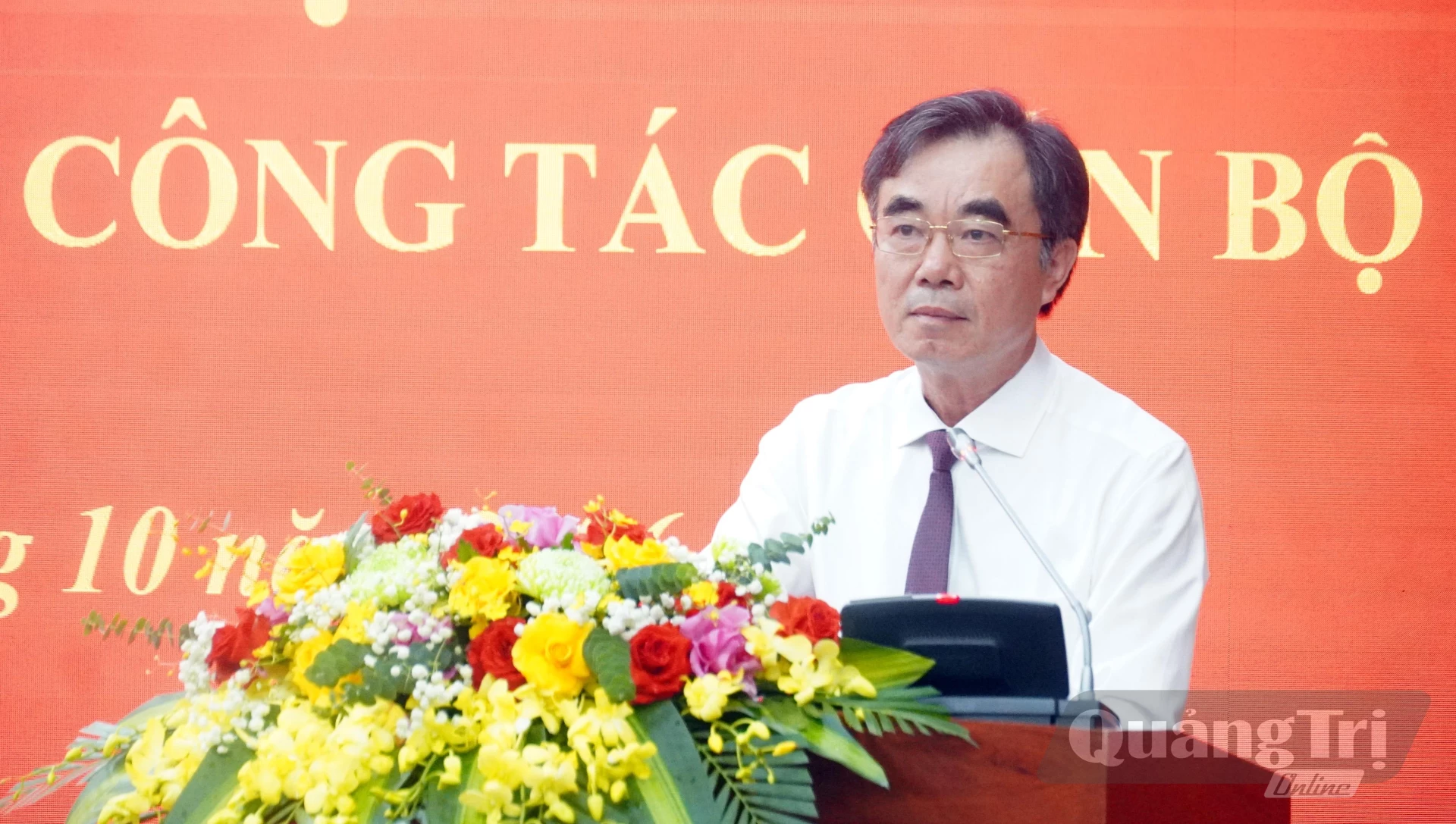 Đồng chí Nguyễn Lương Bình, Ủy viên Ban Thường vụ Tỉnh ủy, Trưởng ban Tổ chức Tỉnh ủy công bố các quyết định về điều động, chỉ định, bổ nhiệm - Ảnh: N.M