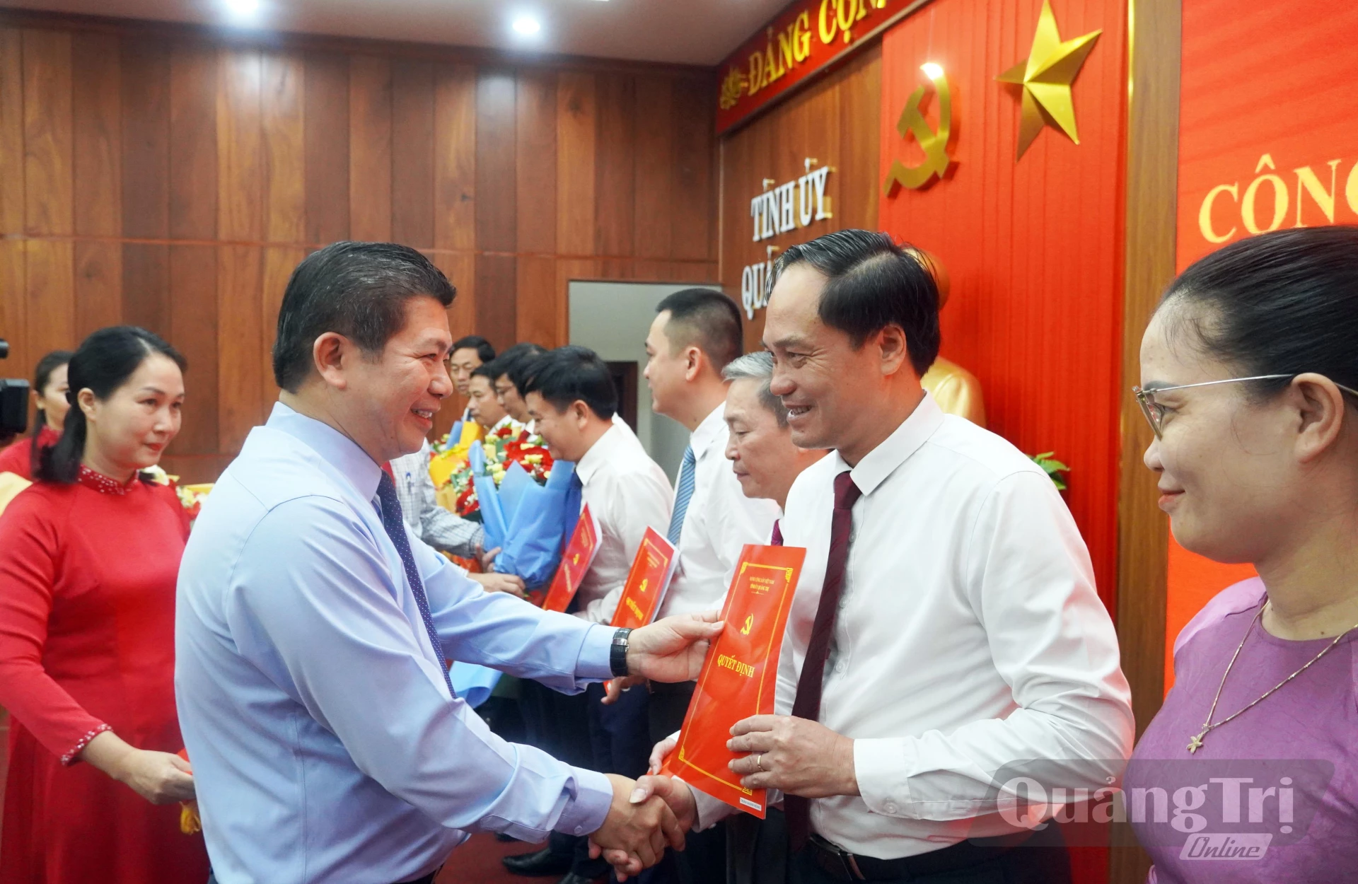 Đồng chí Trần Vũ Khiêm, Phó Bí thư Thường trực Tỉnh ủy, Trưởng đoàn Đại biểu Quốc hội tỉnh trao quyết định cho các đồng chí cán bộ - Ảnh: N.M