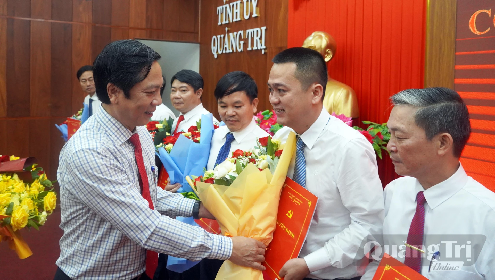 Đồng chí Hoàng Nam, Ủy viên Ban Thường vụ Tỉnh ủy, Phó Chủ tịch Thường trực UBND tặng hoa chúc mừng các cán bộ - Ảnh: N.M