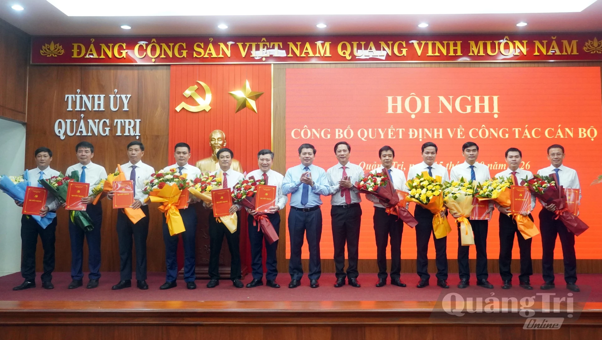 Đồng chí Trần Vũ Khiêm, Phó Bí thư Thường trực Tỉnh ủy, Trưởng đoàn Đại biểu Quốc hội tỉnh và đồng chí Hoàng Nam, Ủy viên Ban Thường vụ Tỉnh ủy, Phó Chủ tịch Thường trực UBND tỉnh trao quyết định, tặng hoa chúc mừng các cán bộ được điều động, chỉ định, bổ nhiệm - Ảnh: N.M